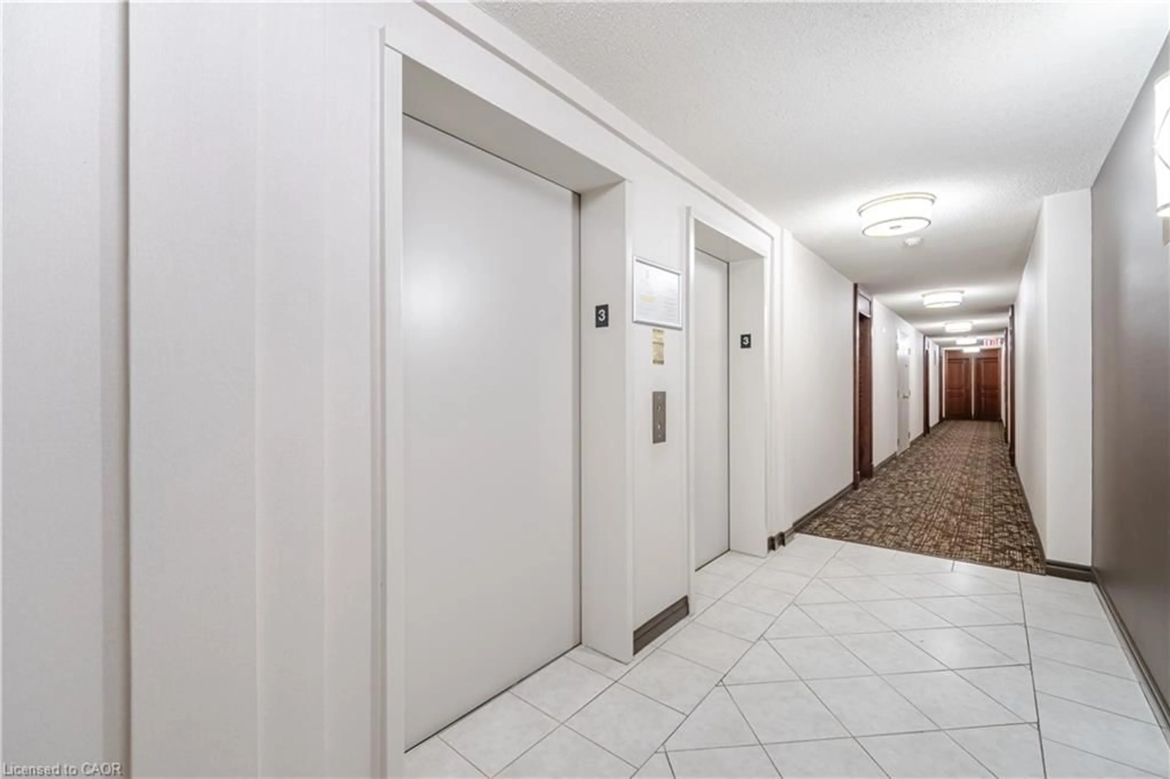 Indoor foyer for 306-2545 Erin Centre Blvd, Mississauga Ontario L5M 6Z9