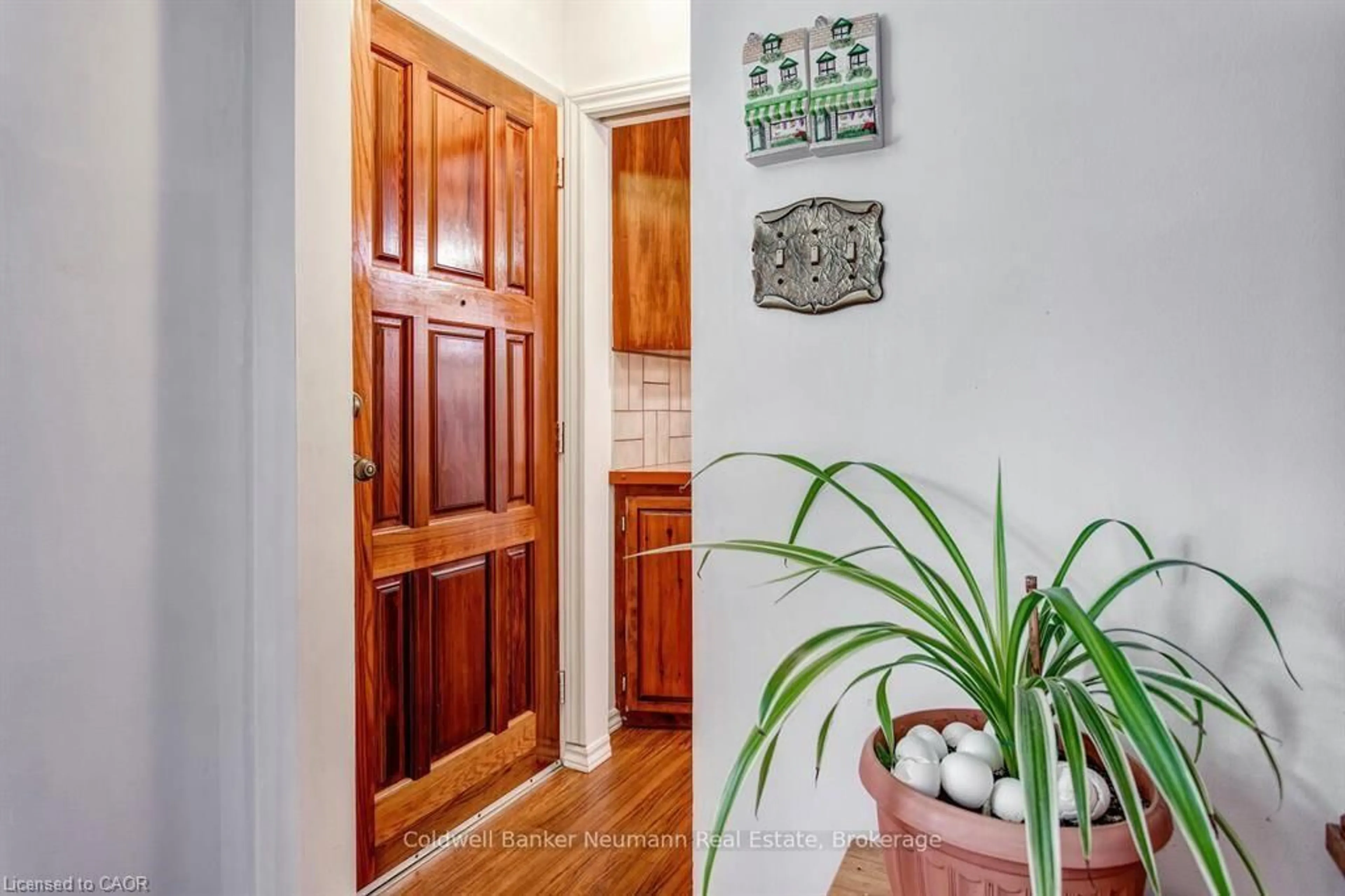 Indoor entryway for 169 Country Club Dr, Guelph Ontario N1E 3K8