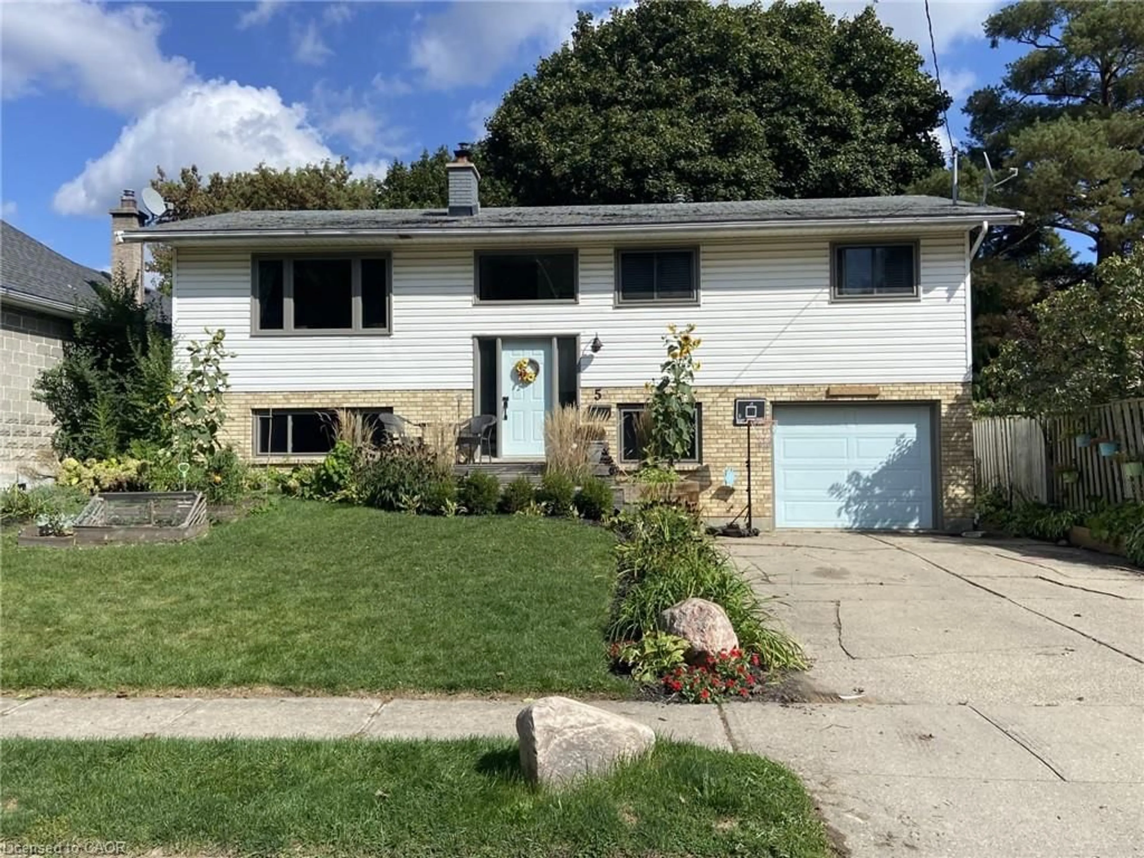 Home with vinyl exterior material, street for 5 Lowell St, Cambridge Ontario N1R 5E1