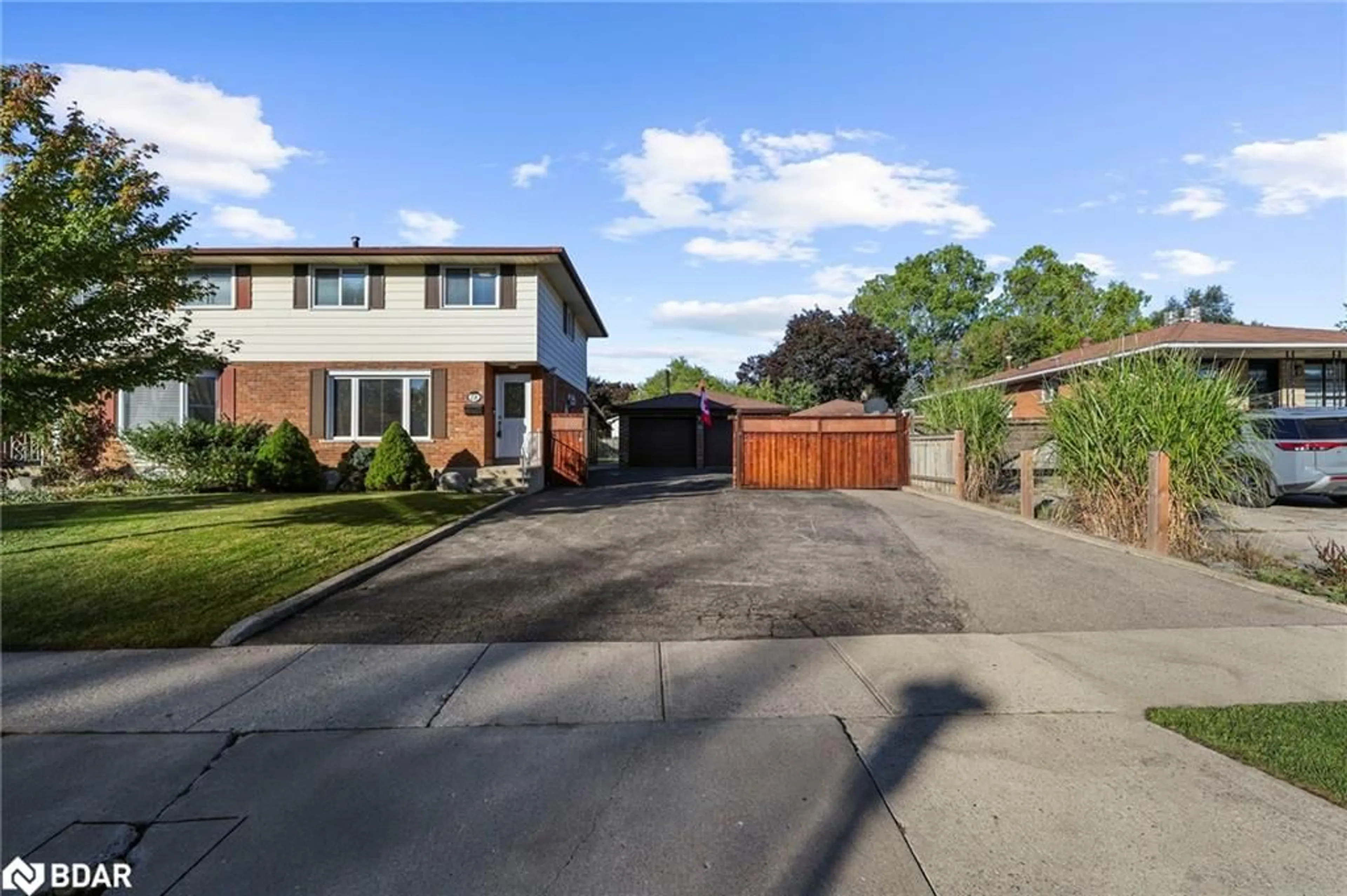 A pic from outside/outdoor area/front of a property/back of a property/a pic from drone, street for 78 Chalmers St, Cambridge Ontario N1R 6A6