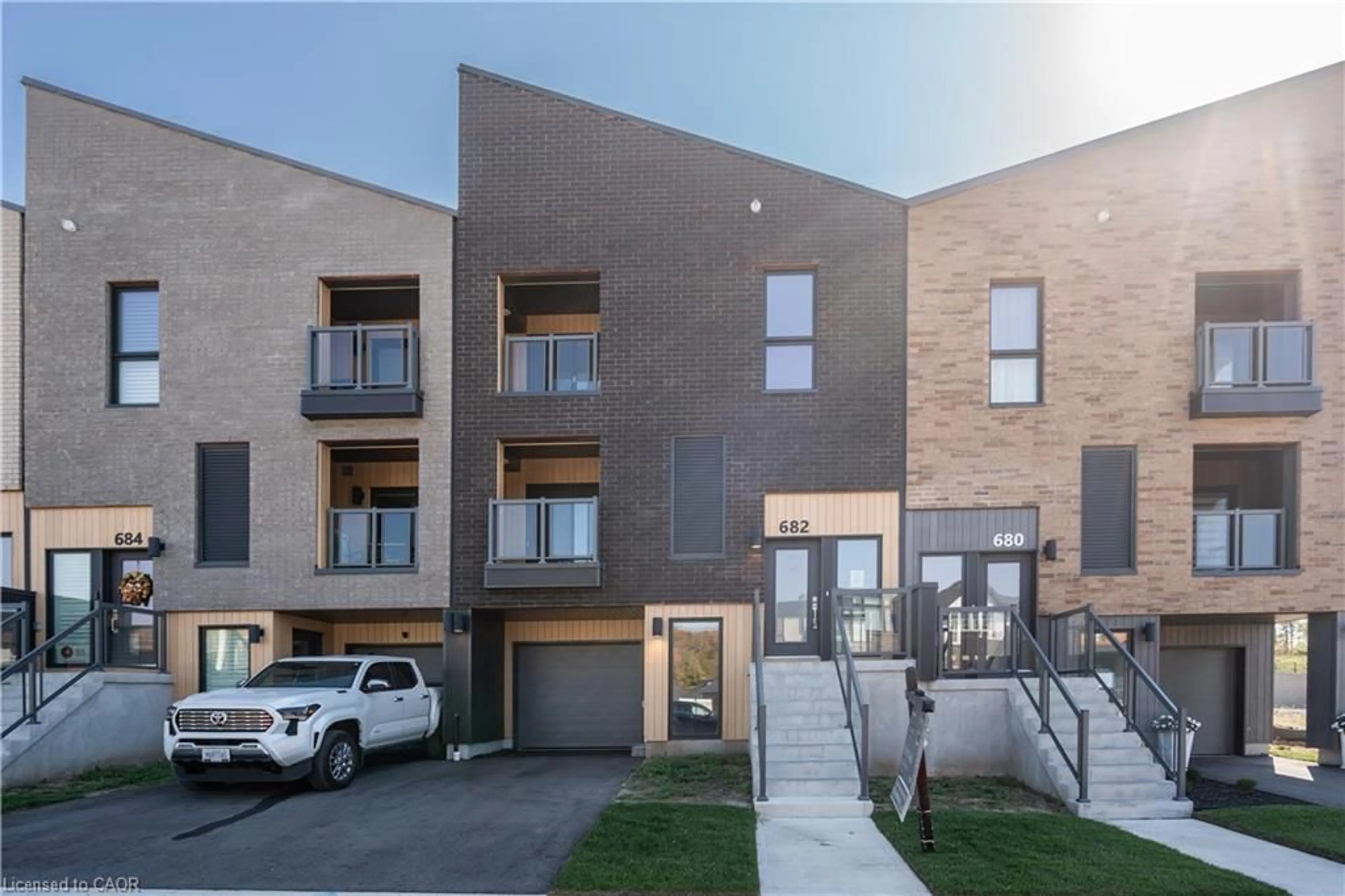Unknown for 682 Benninger Dr, Kitchener Ontario N2E 0J4