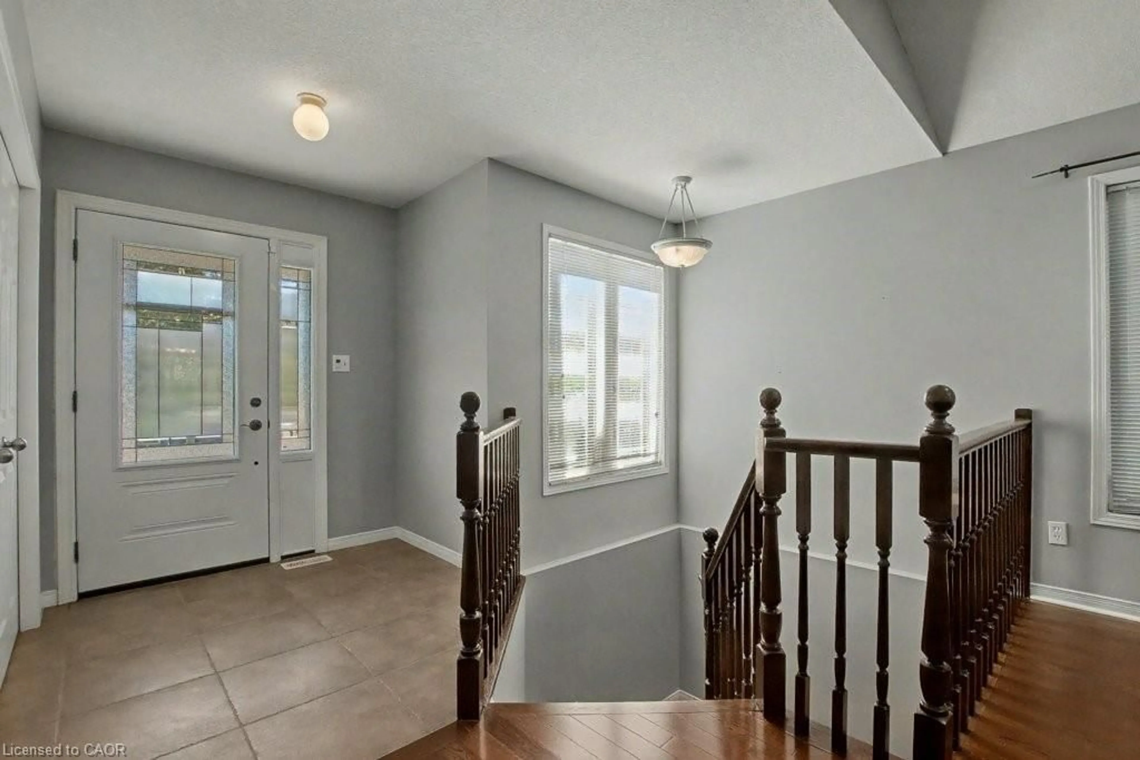 Indoor entryway for 50 Marriott Pl, Paris Ontario N3L 4G1