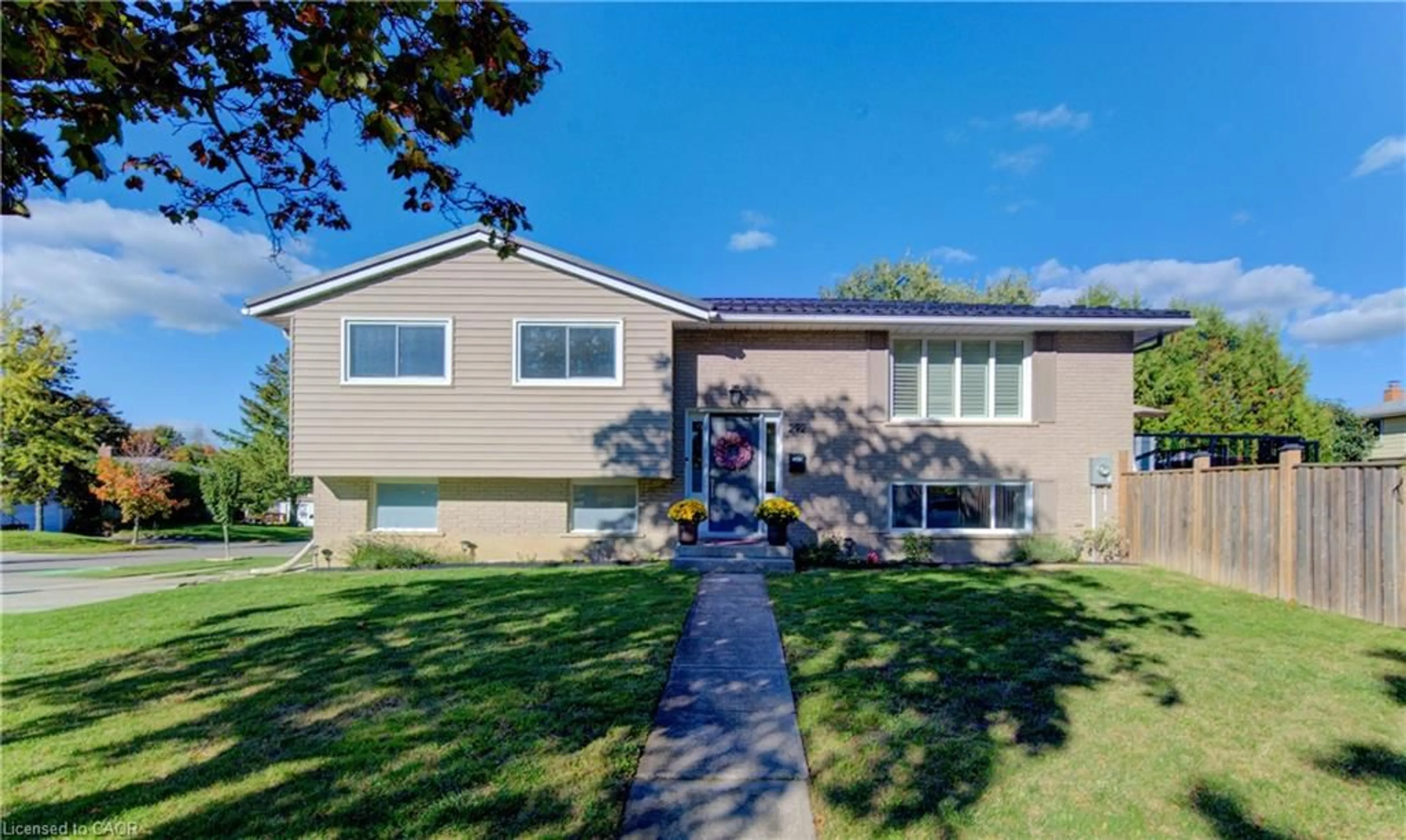 Home with vinyl exterior material, street for 292 Parkmount Dr, Waterloo Ontario N2L 5S2