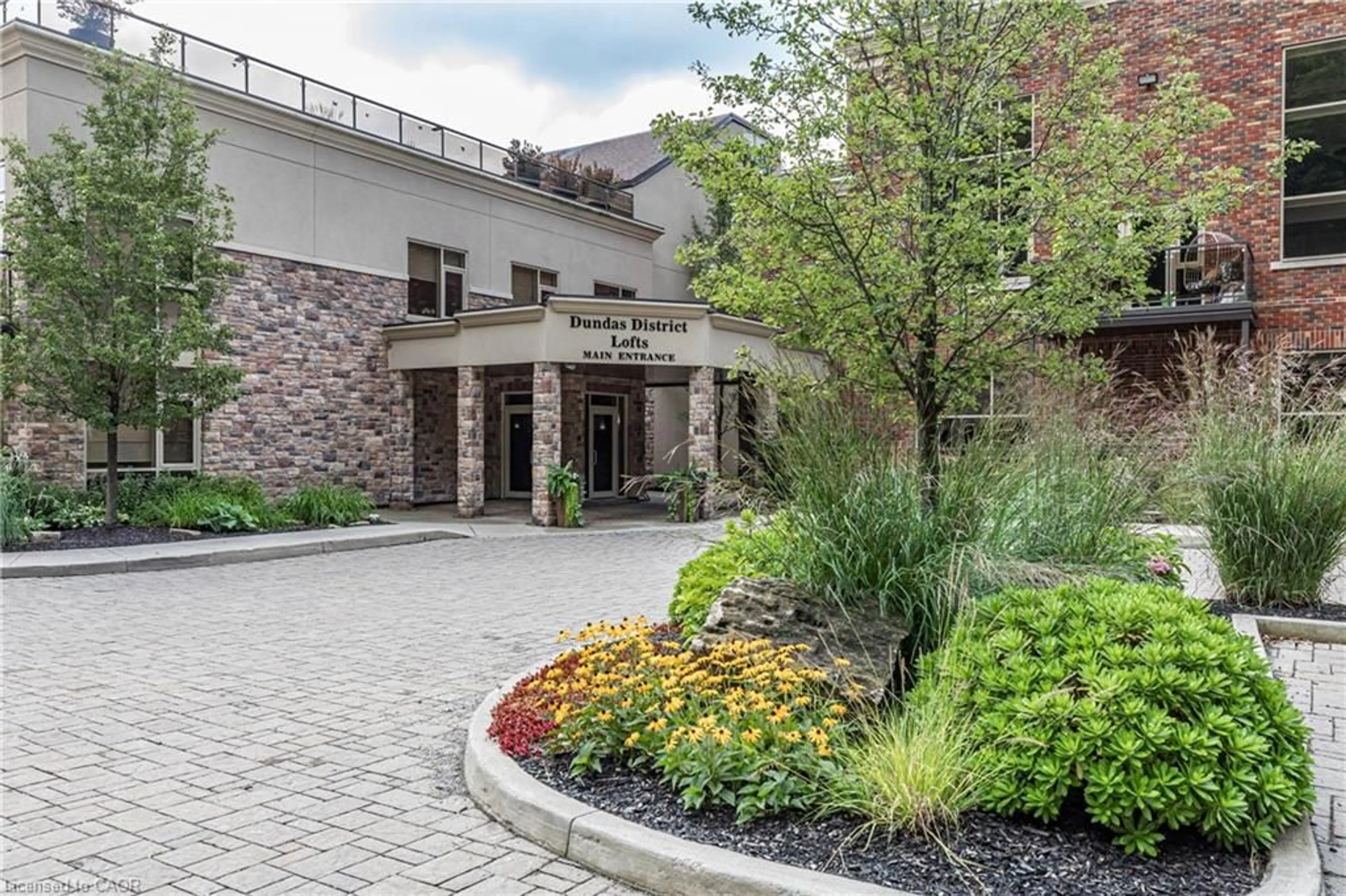 Patio, street for 397 King St #207, Dundas Ontario L9H 1W9
