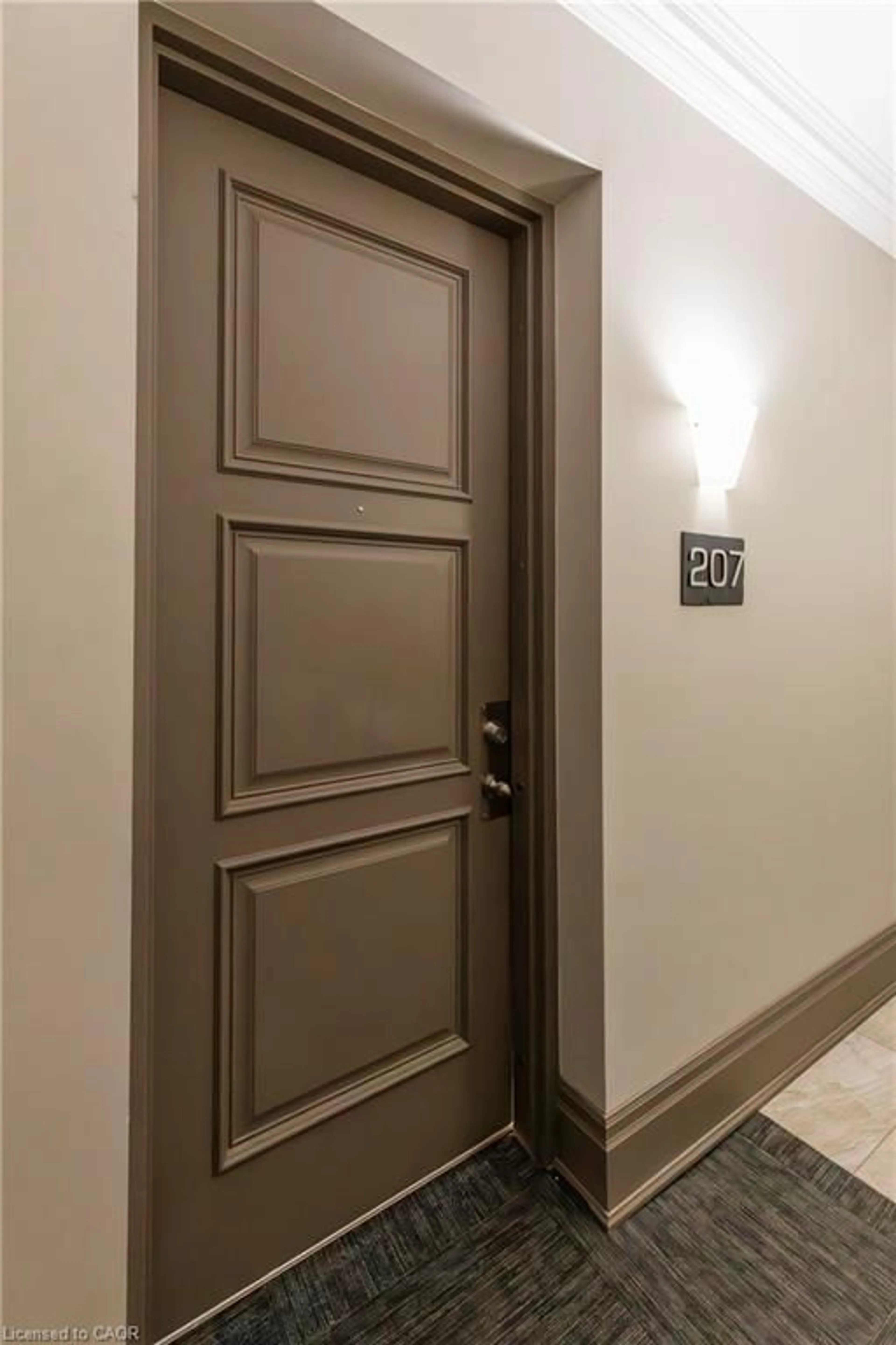 Indoor foyer for 397 King St #207, Dundas Ontario L9H 1W9