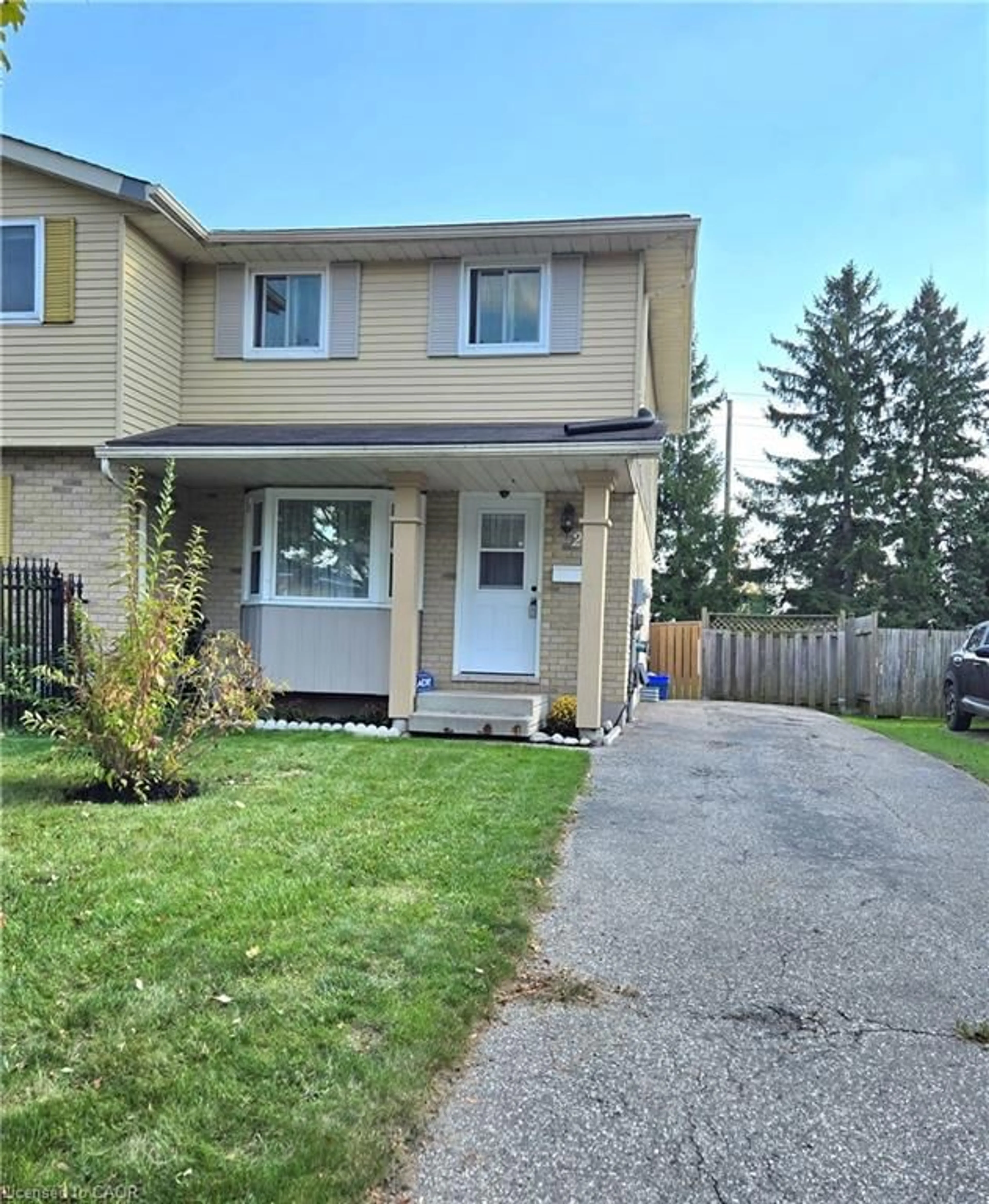 Home with vinyl exterior material, street for 268 The Country Way, Kitchener Ontario N2E 2P9