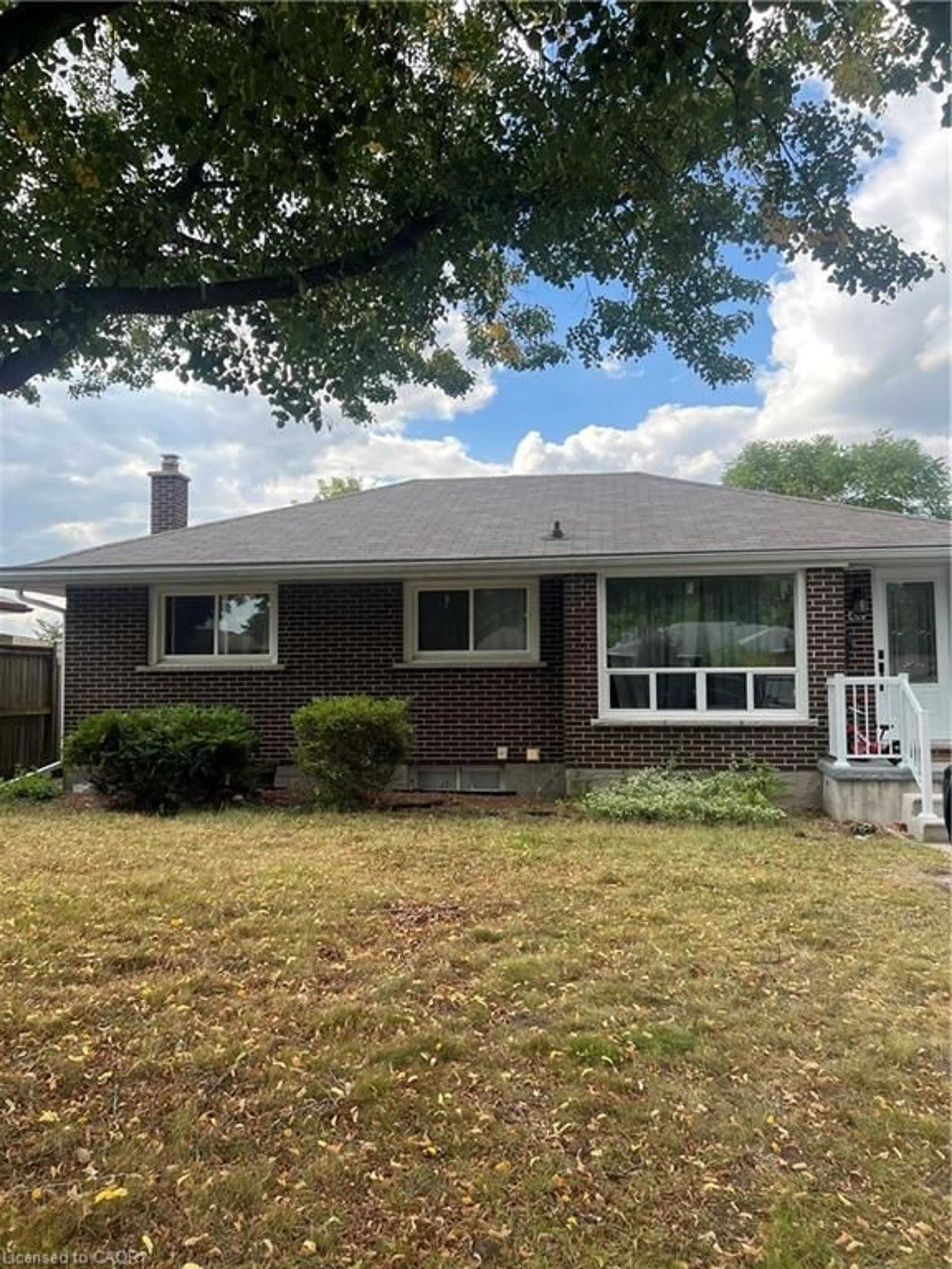 Home with brick exterior material, street for 100 Lauris Ave, Cambridge Ontario N1R 5L4