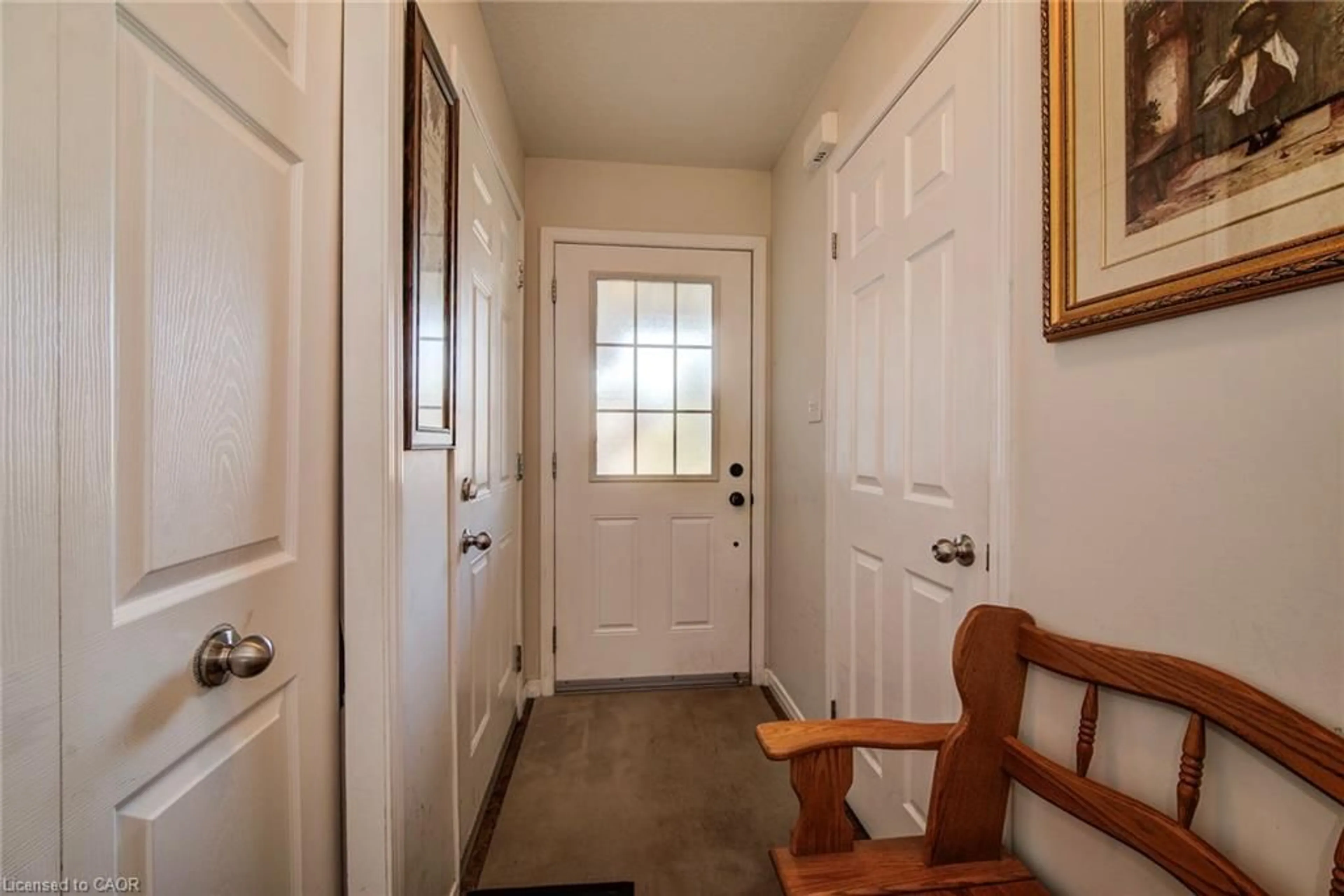 Indoor entryway for 260 Westmeadow Dr, Kitchener Ontario N2N 3R1