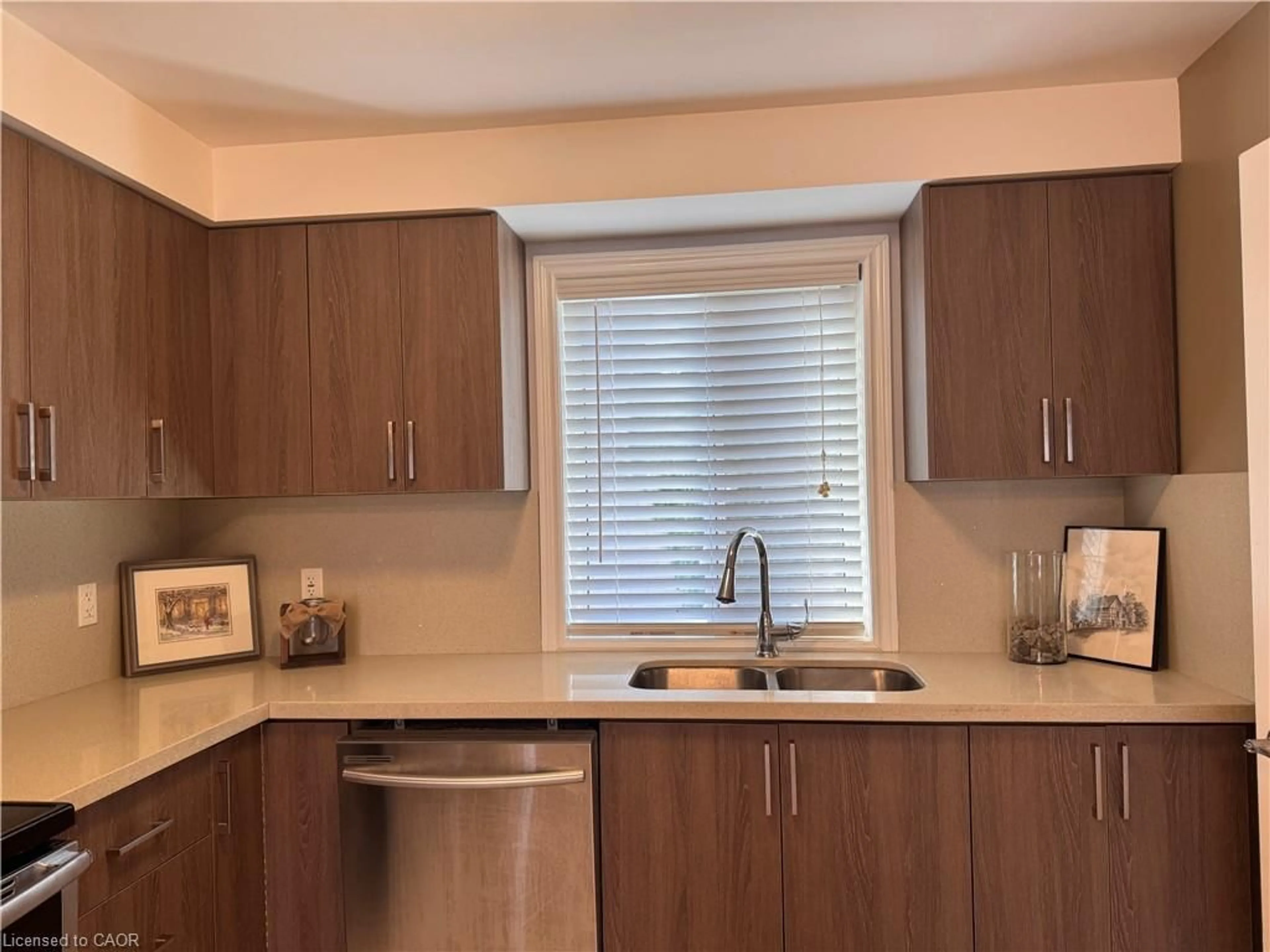 Standard kitchen, wood/laminate floor for 122 Courtland Ave #4, Kitchener Ontario N2G 0B8