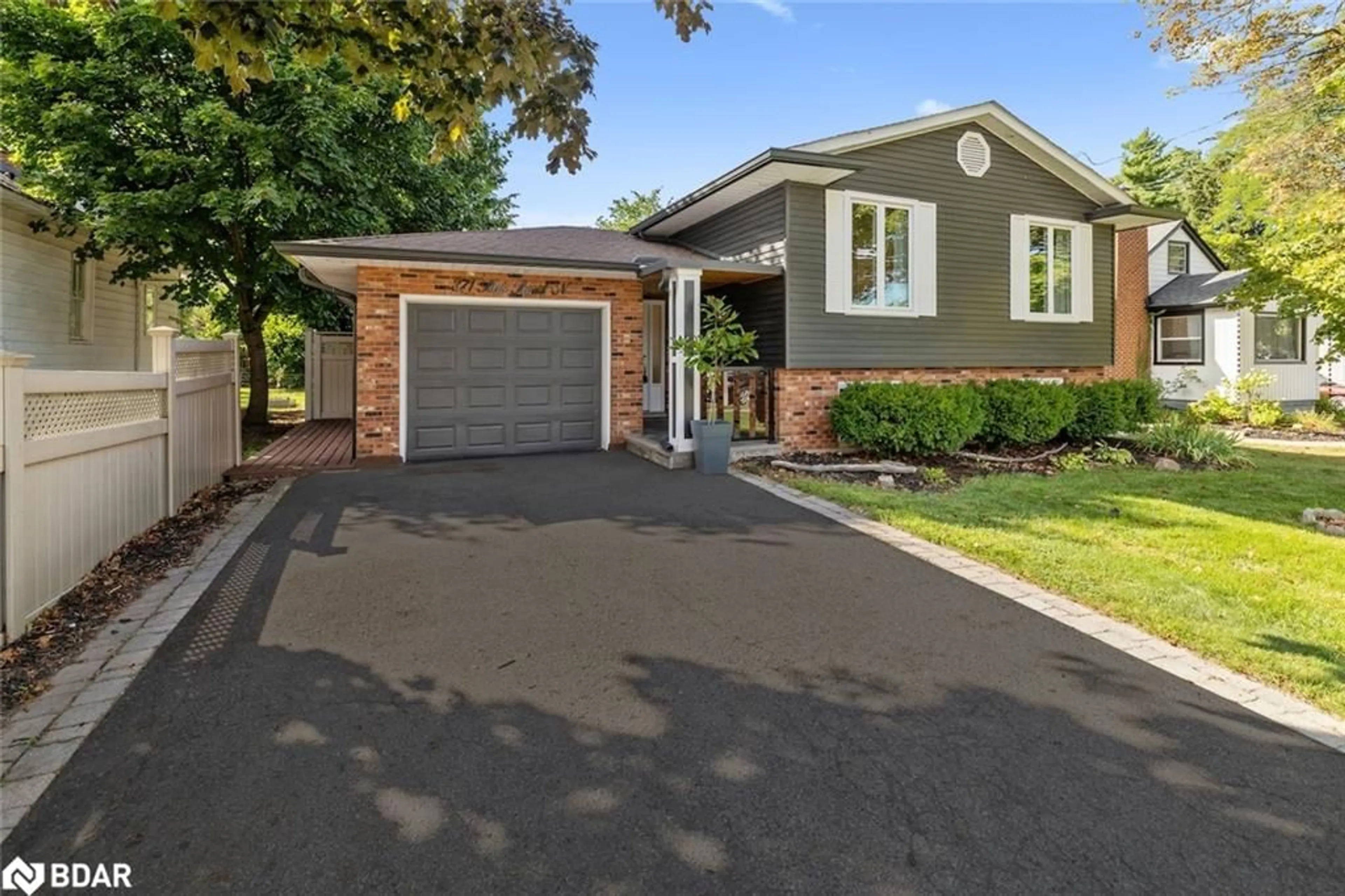 Home with brick exterior material, street for 371 Park Rd, Grimsby Ontario L3M 2P6