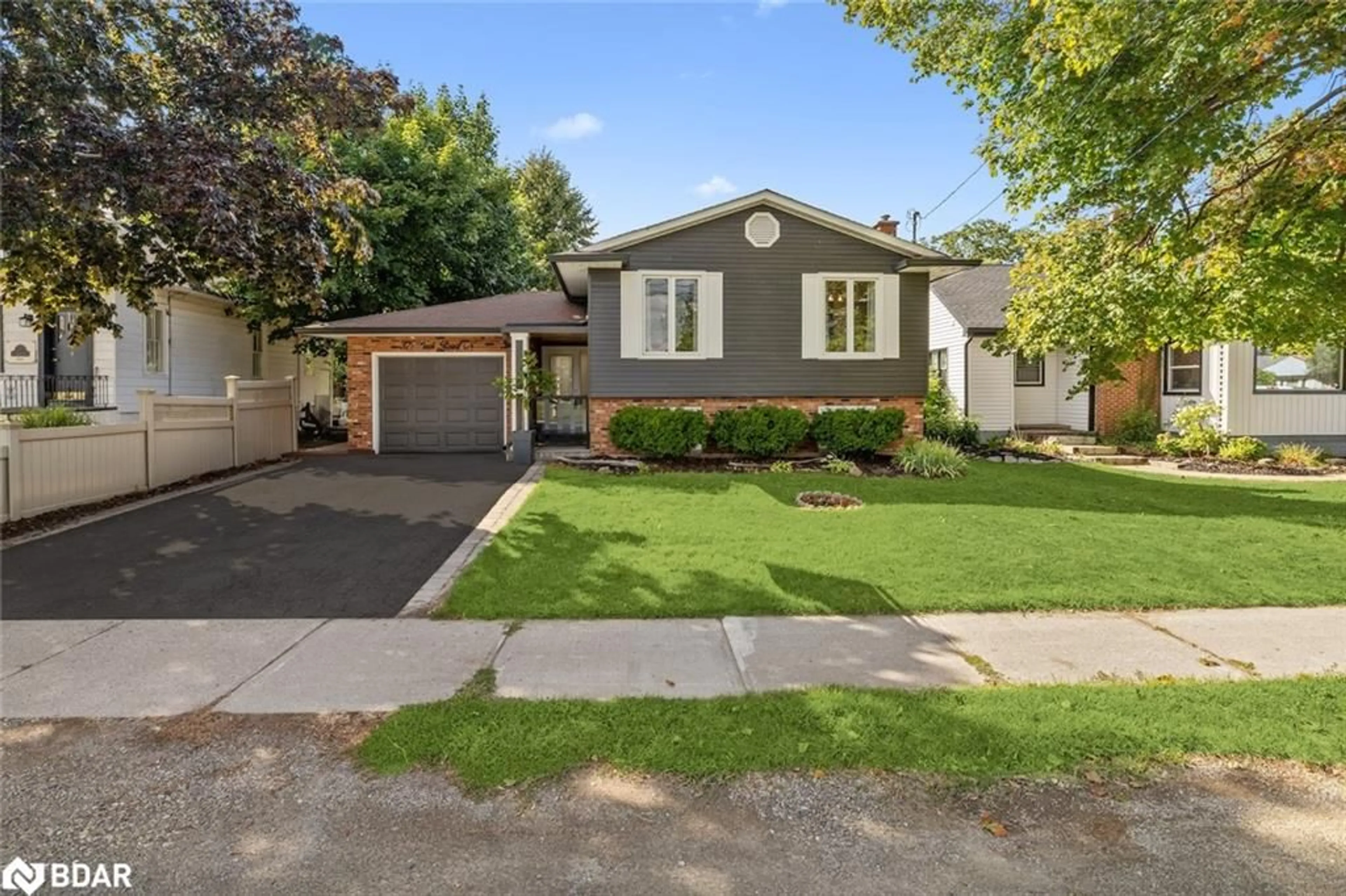 Home with vinyl exterior material, street for 371 Park Rd, Grimsby Ontario L3M 2P6