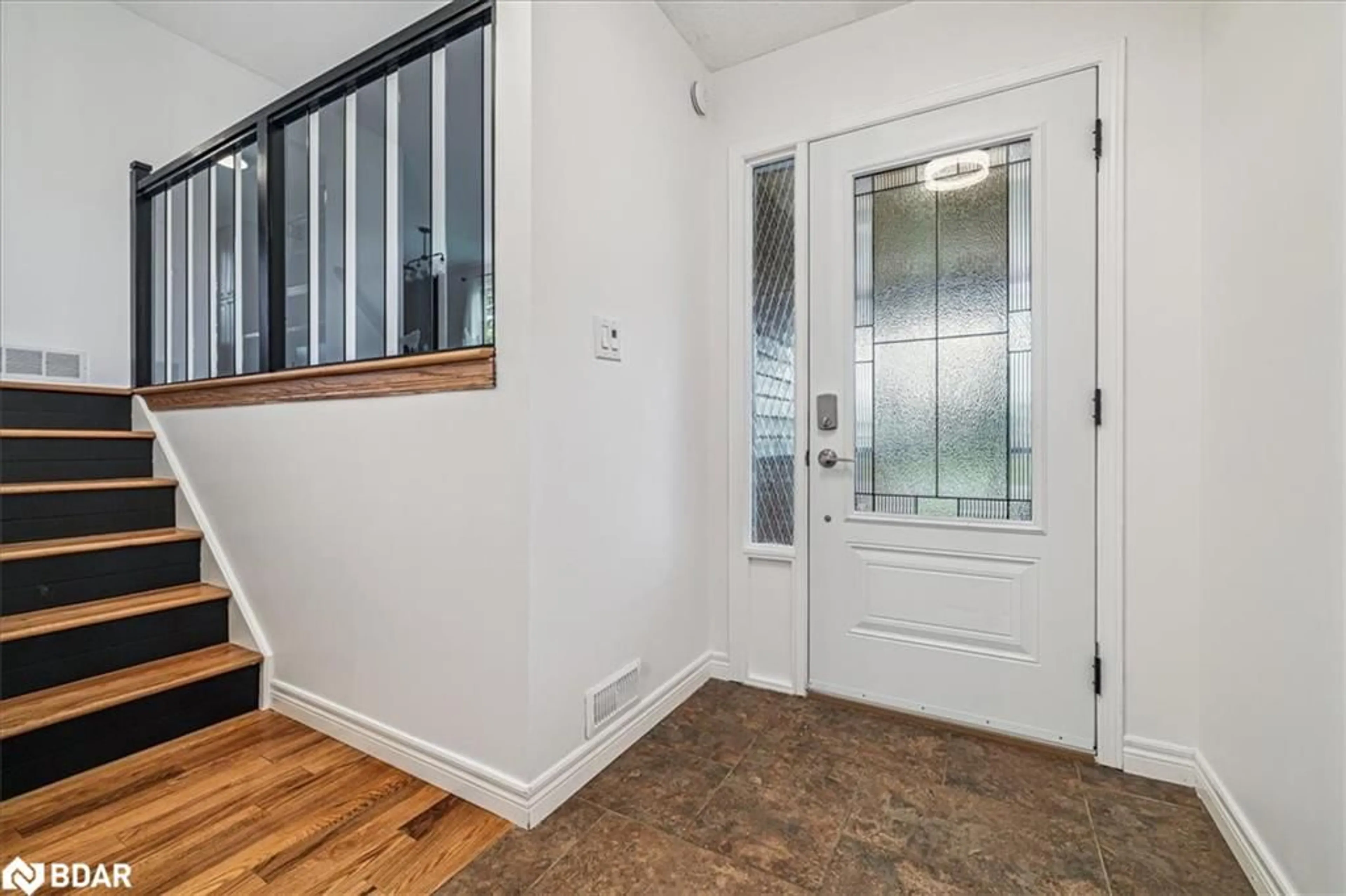 Indoor entryway for 371 Park Rd, Grimsby Ontario L3M 2P6