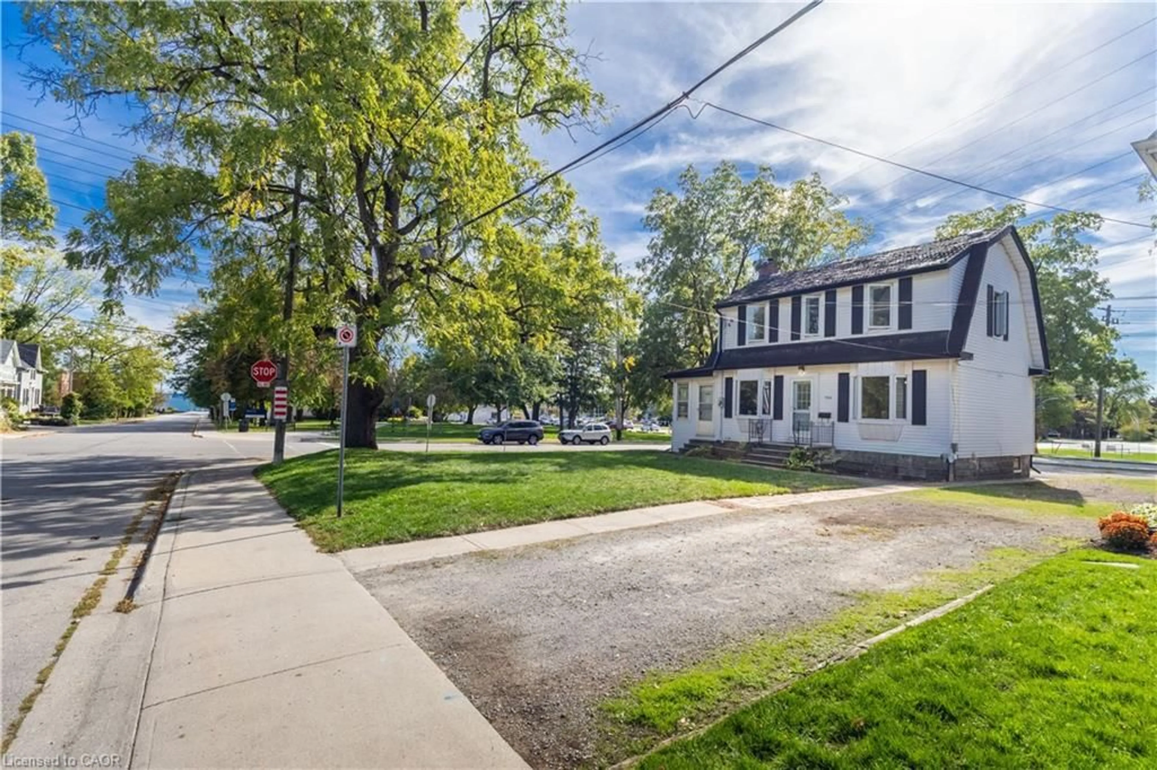 A pic from outside/outdoor area/front of a property/back of a property/a pic from drone, street for 466 Nelson Ave, Burlington Ontario L7S 1N5