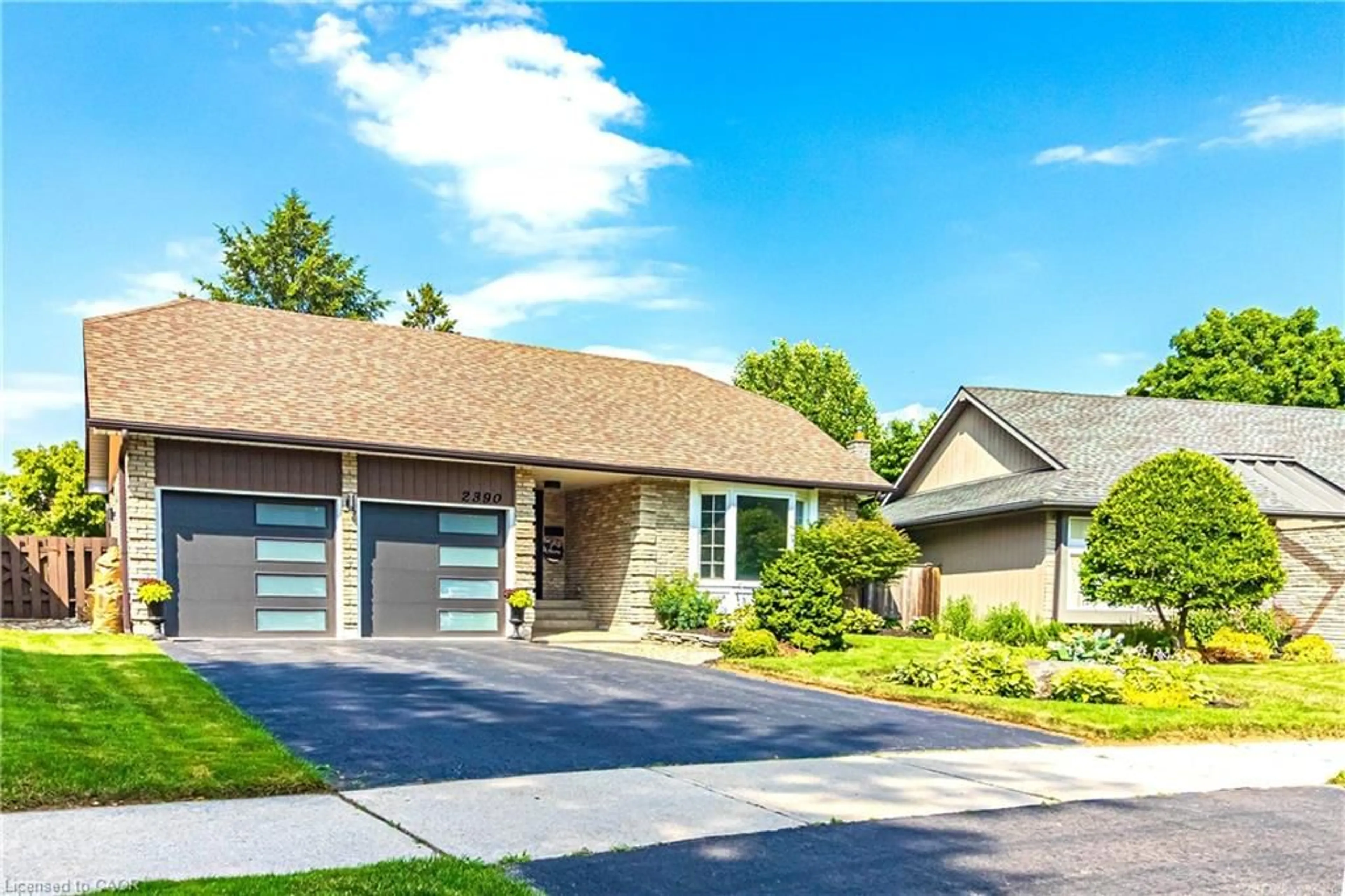 Home with brick exterior material, street for 2390 Sinclair Cir, Burlington Ontario L7P 3C3