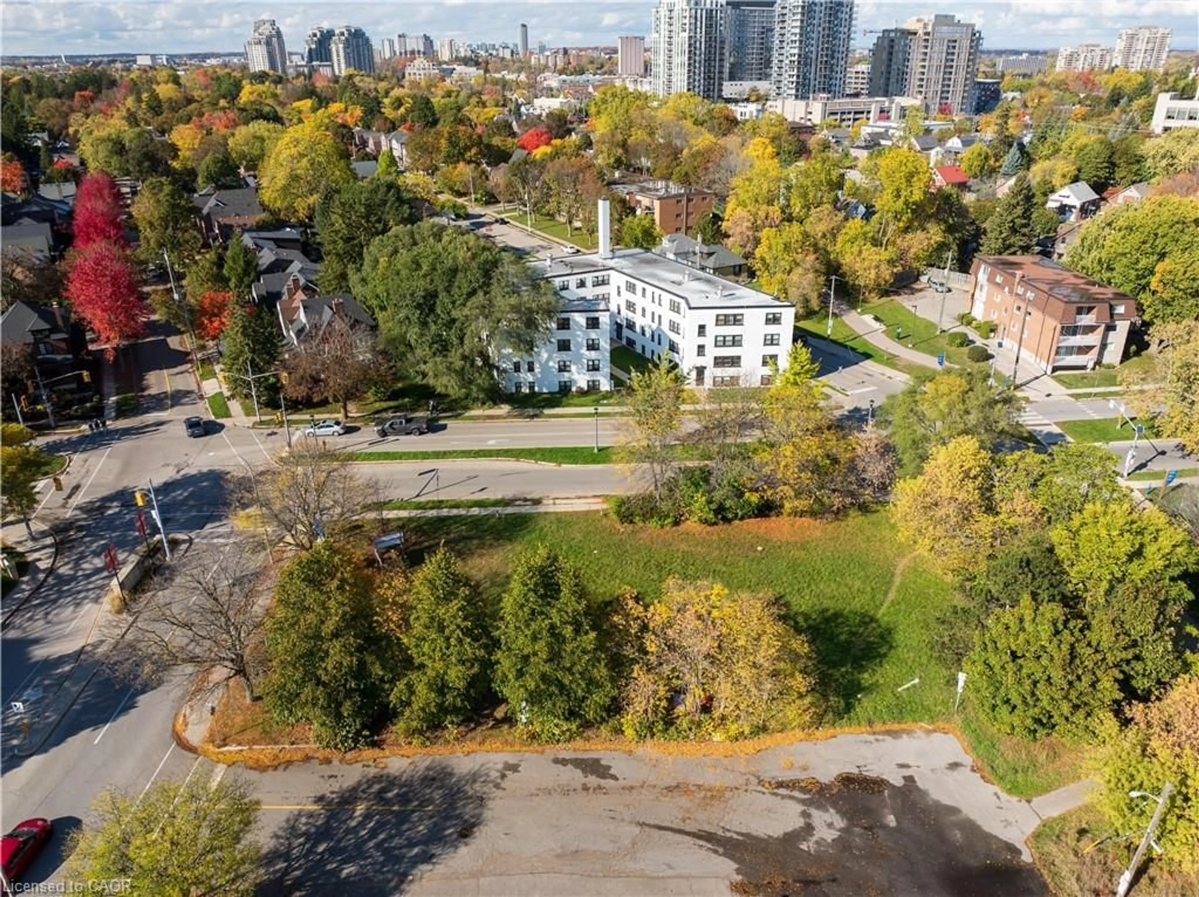 A pic from outside/outdoor area/front of a property/back of a property/a pic from drone, city buildings view from balcony for 115 Union Blvd, Kitchener Ontario N2M 2S1