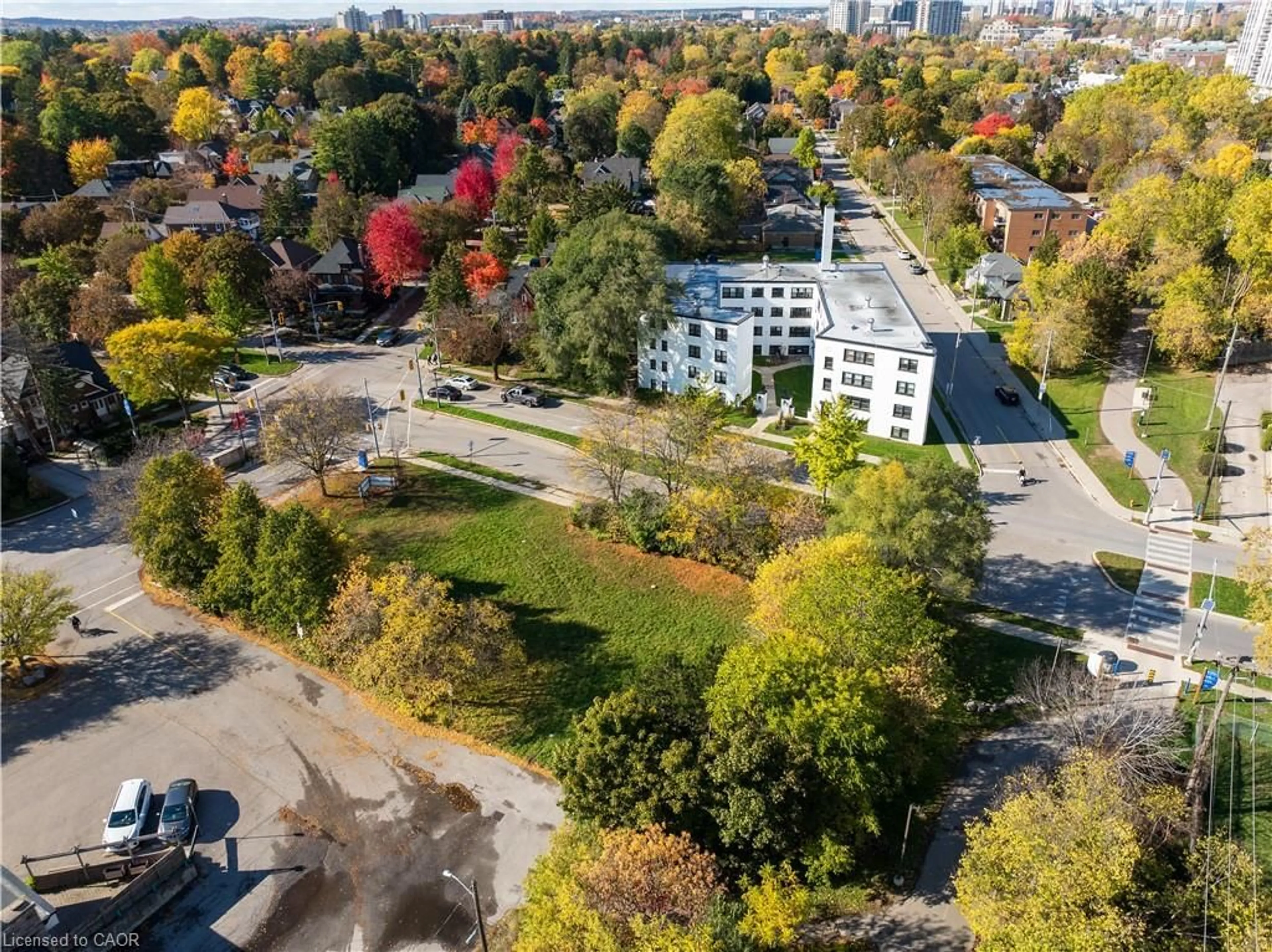 A pic from outside/outdoor area/front of a property/back of a property/a pic from drone, city buildings view from balcony for 115 Union Blvd, Kitchener Ontario N2M 2S1