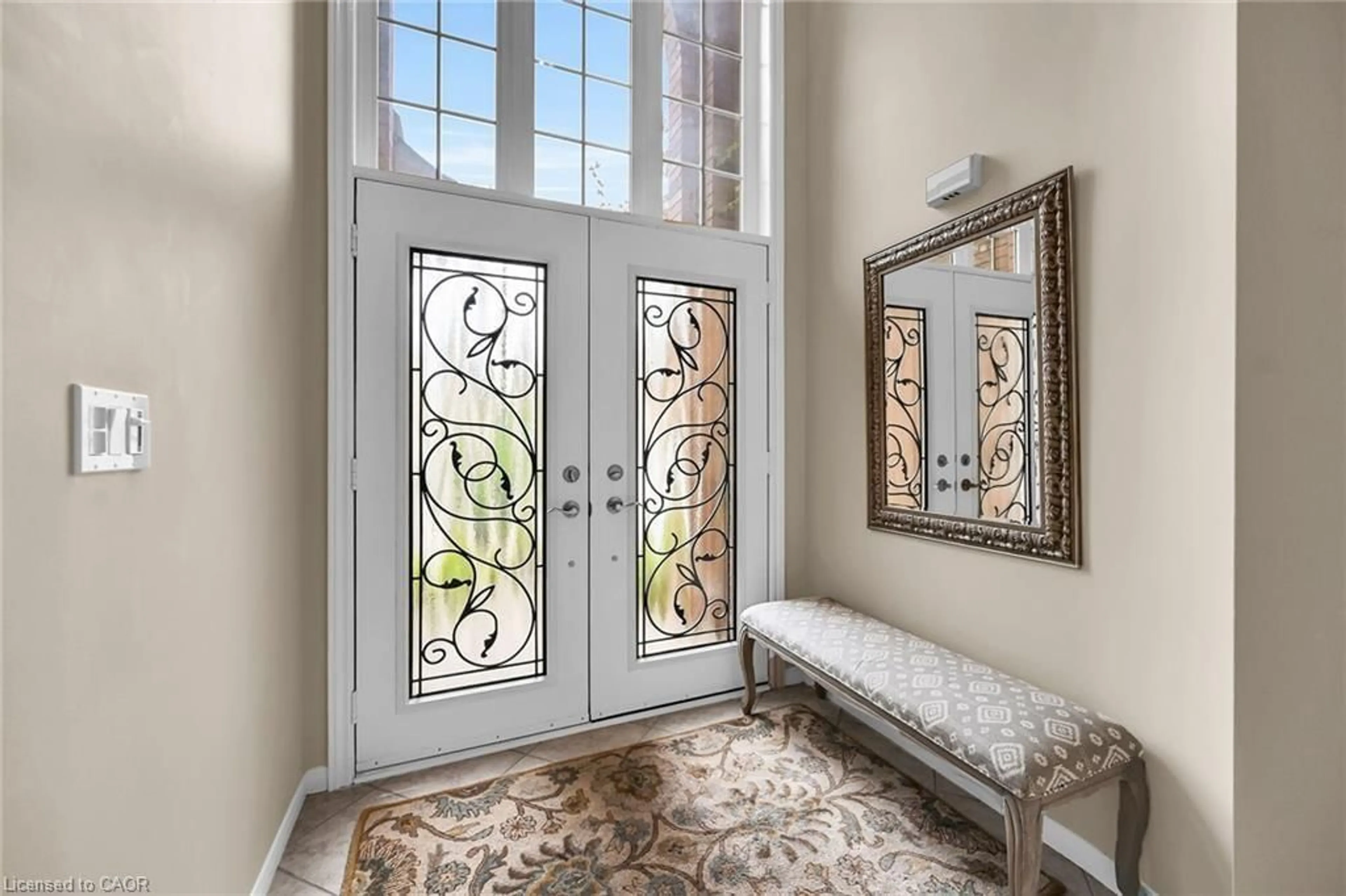 Indoor entryway for 15 Pelham Dr, Ancaster Ontario L9K 1L4