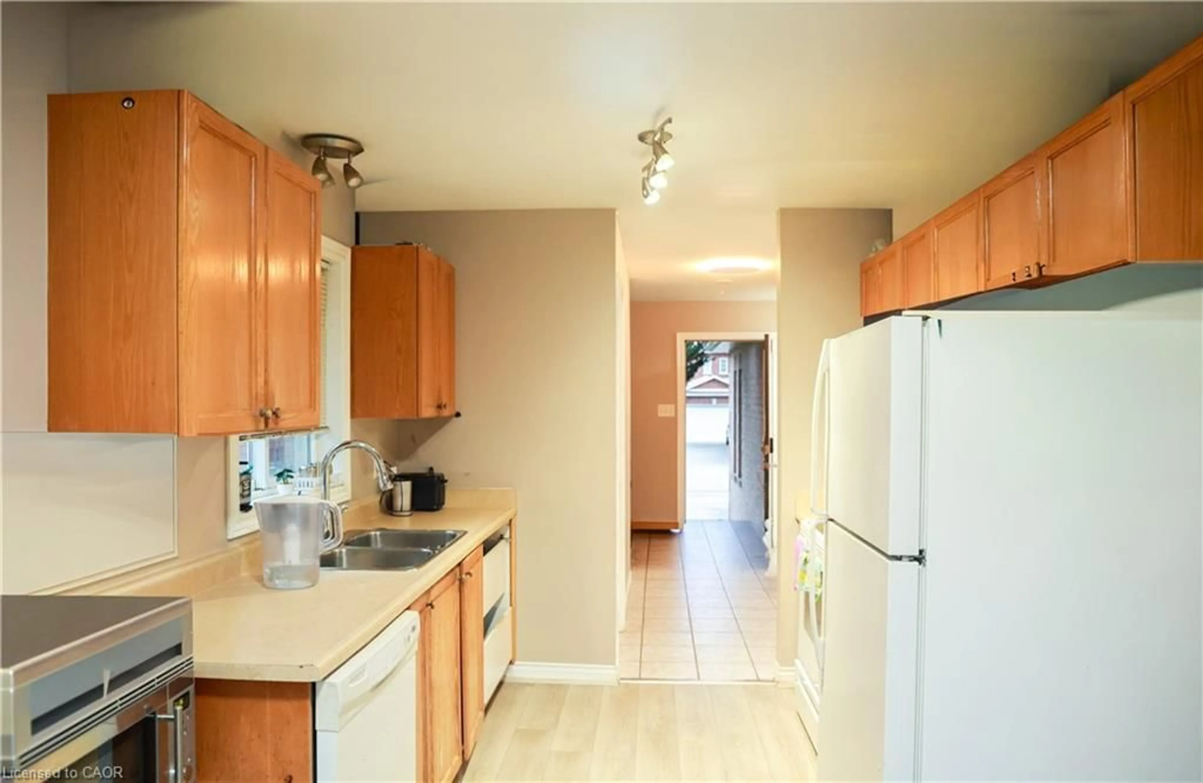 Standard kitchen, ceramic/tile floor for 67 Stollar Blvd, Barrie Ontario L4N 6N3