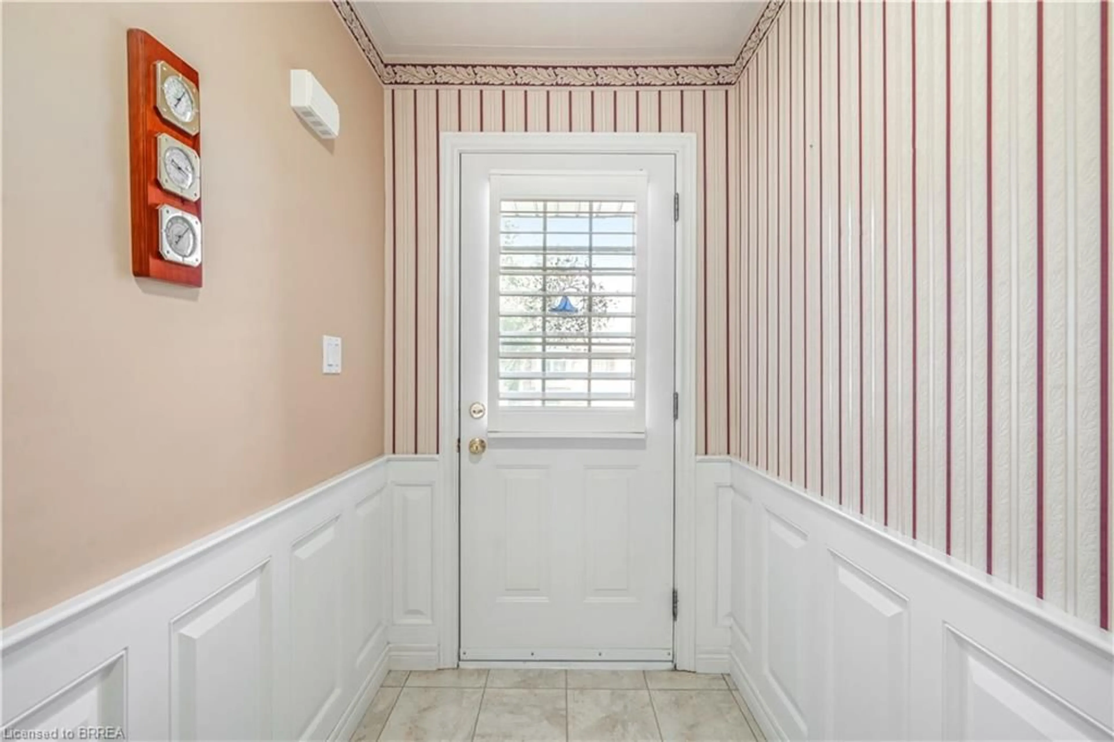 Indoor entryway for 25 Cobden Crt #8, Brantford Ontario N3R 8B5
