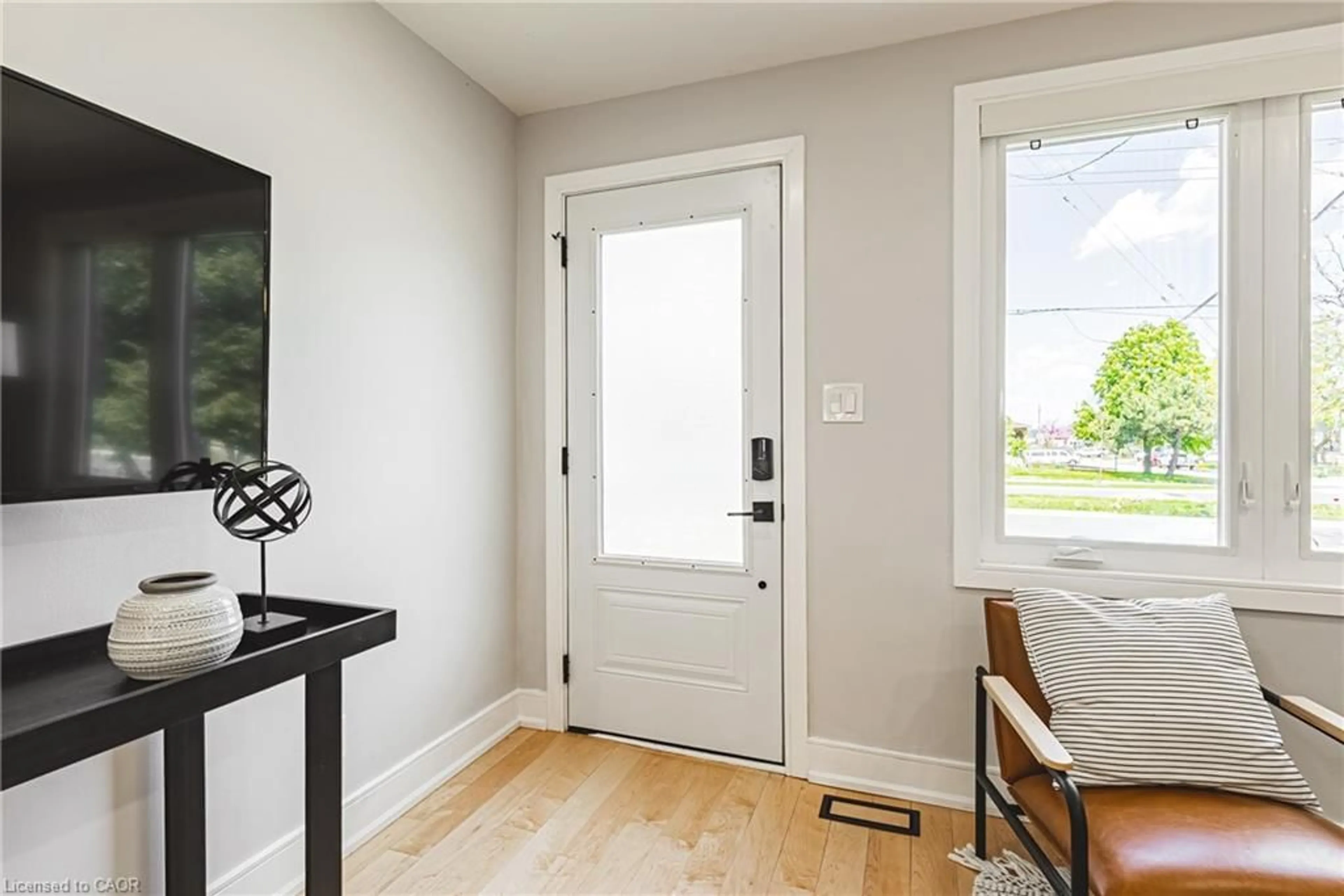 Indoor entryway for 2016 Barton St, Hamilton Ontario L8H 2Y8