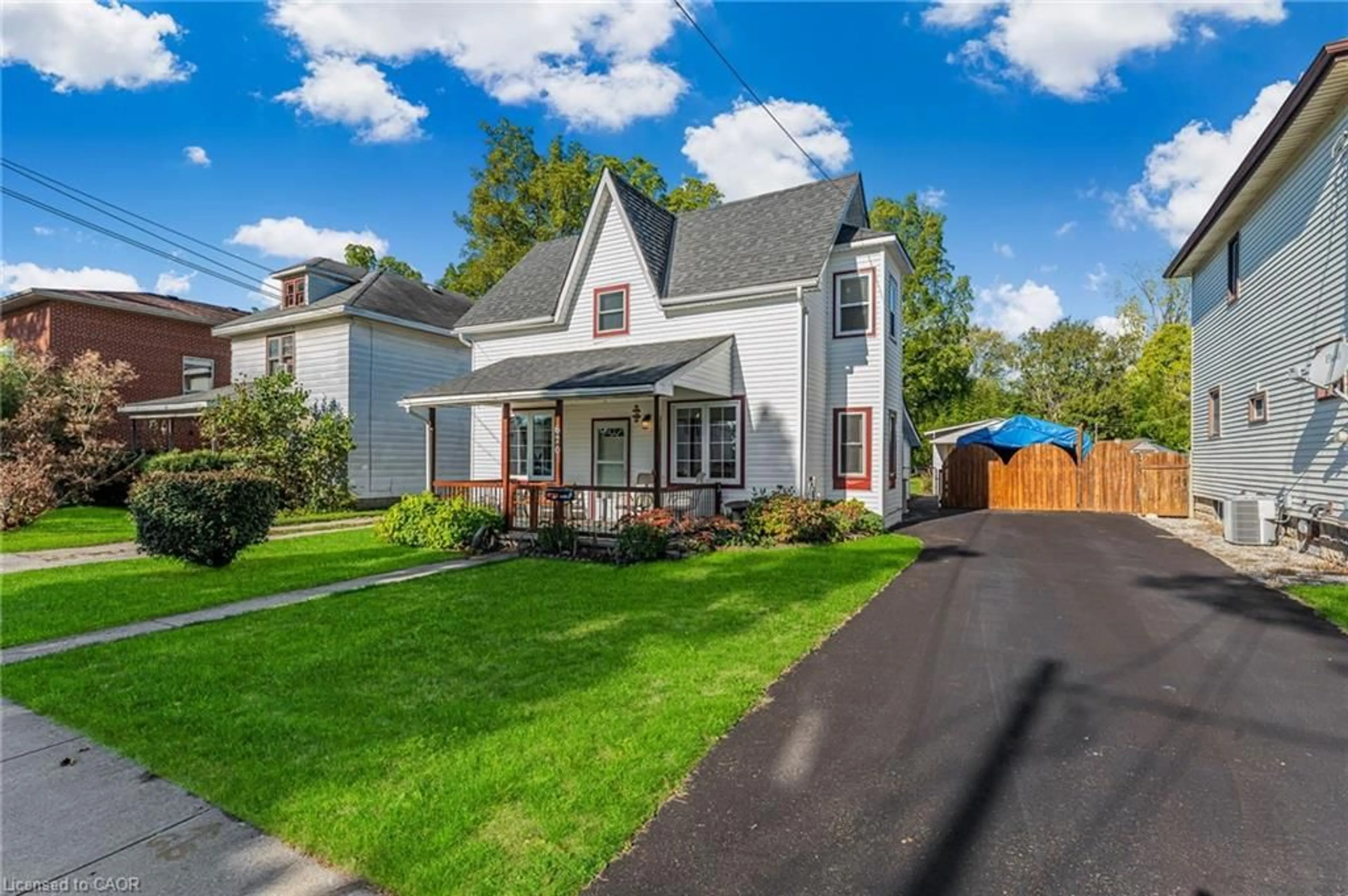 Home with vinyl exterior material, street for 620 Cedar St, Dunnville Ontario N1A 2J6
