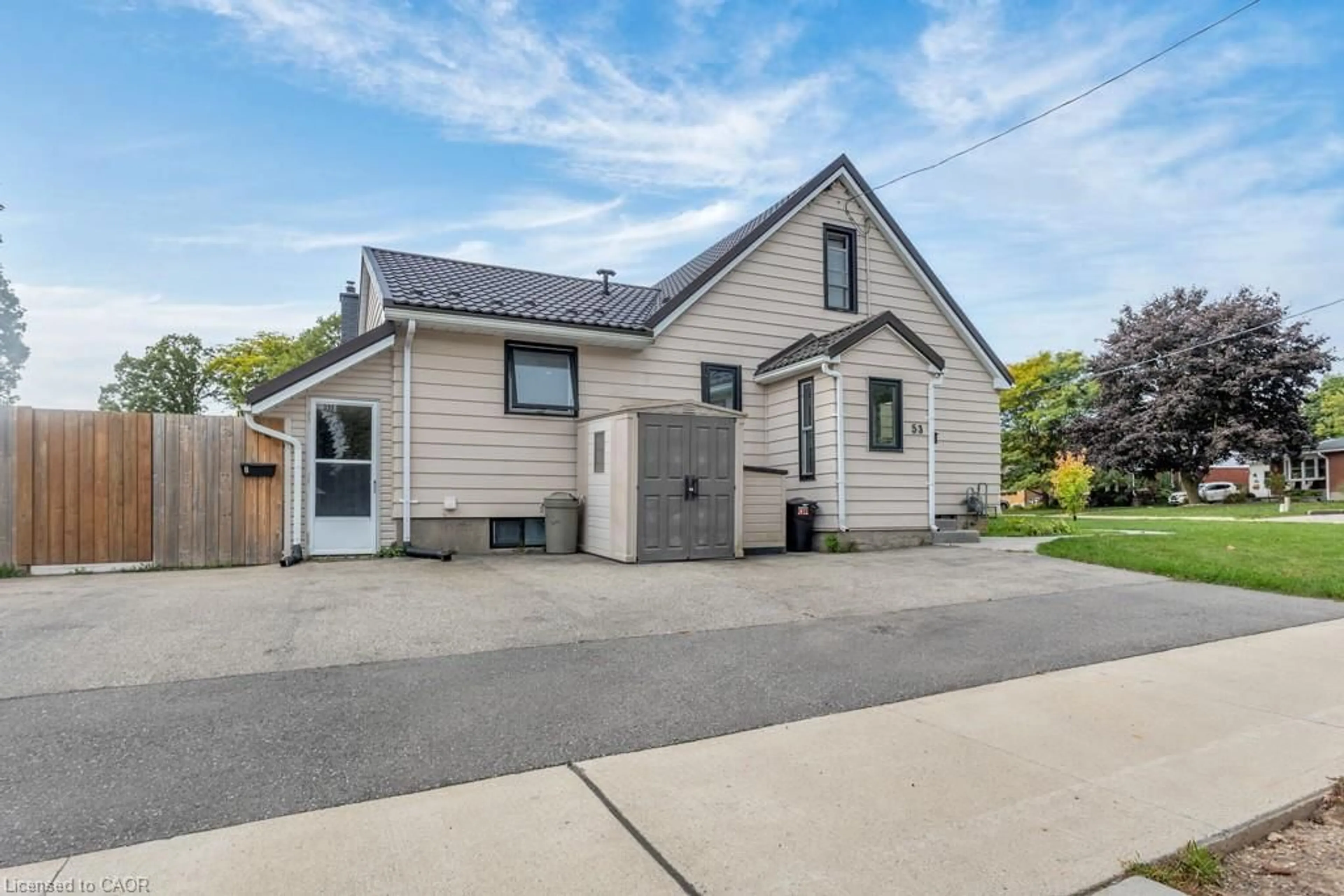 Home with vinyl exterior material, street for 53 Duke St, Elmira Ontario N3B 2X6