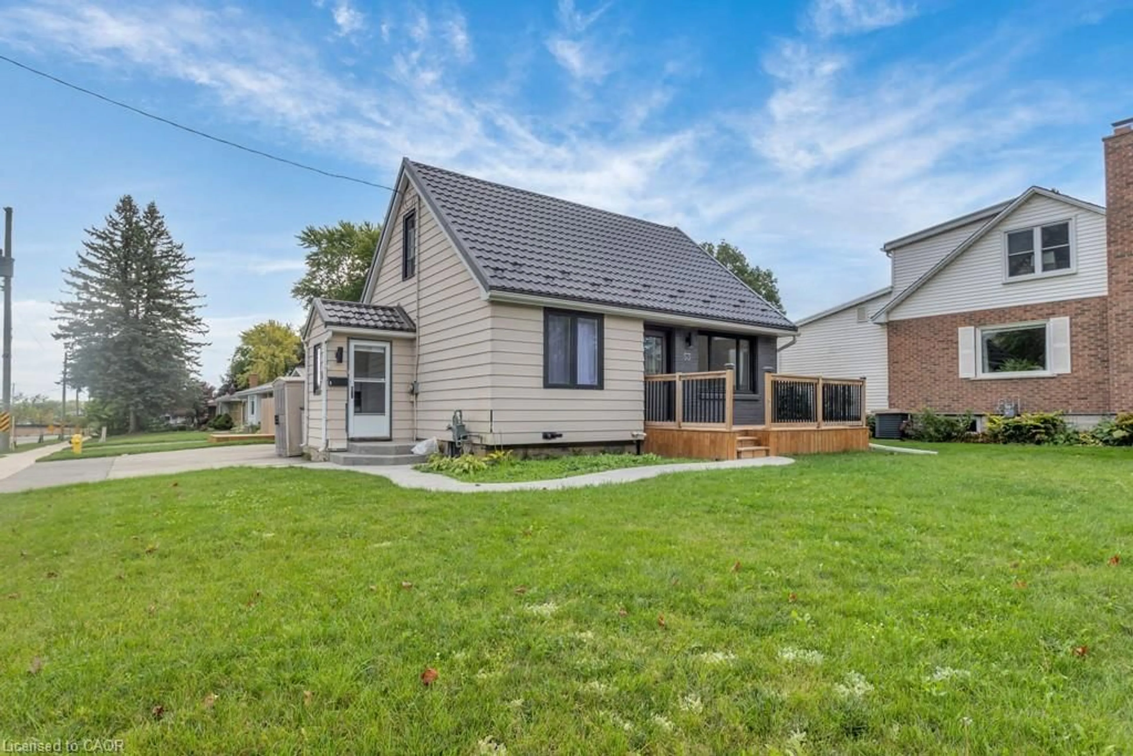 Home with vinyl exterior material, street for 53 Duke St, Elmira Ontario N3B 2X6