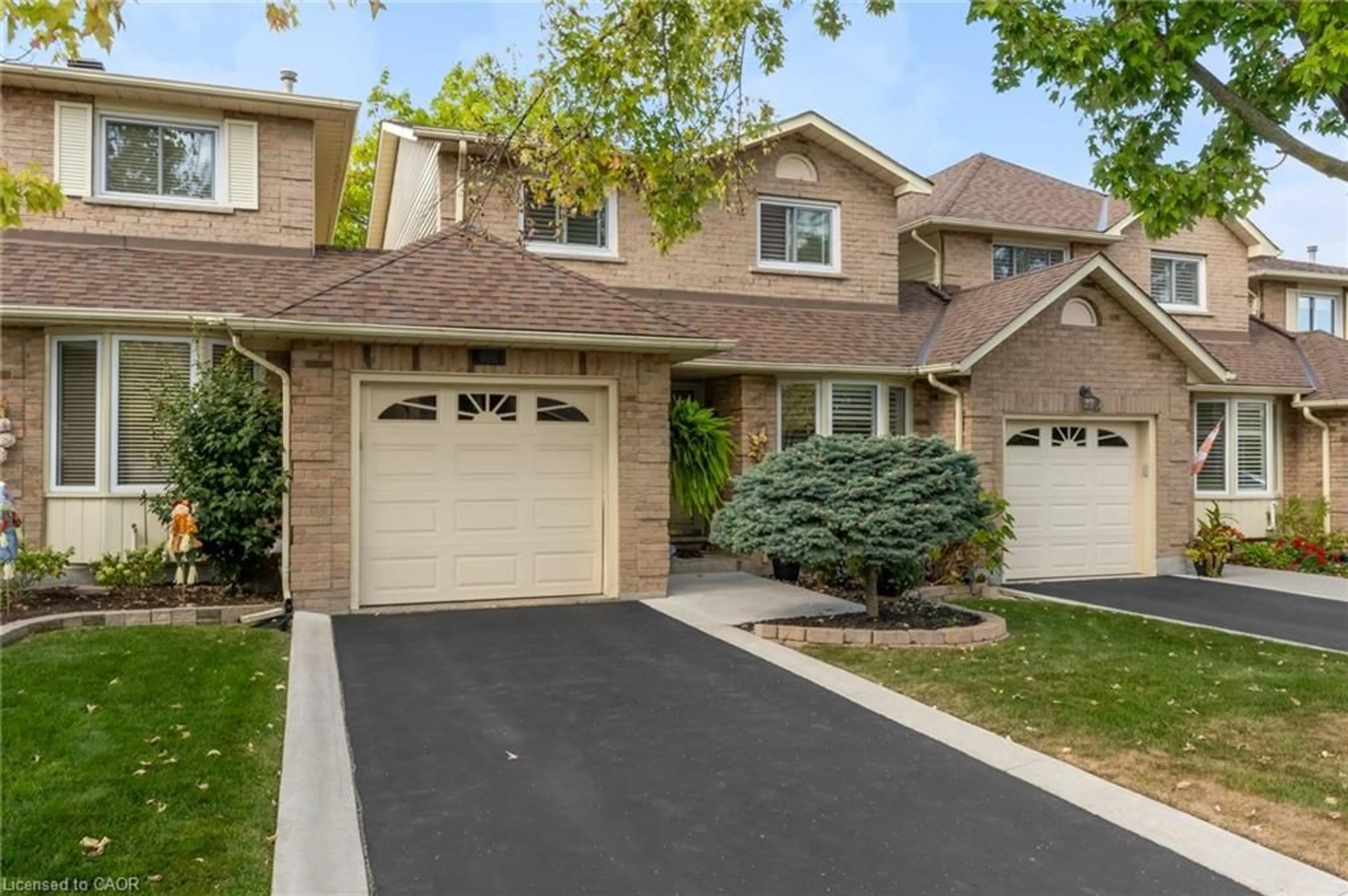 Home with vinyl exterior material, street for 15 Ellington Ave #3, Stoney Creek Ontario L8E 4P3