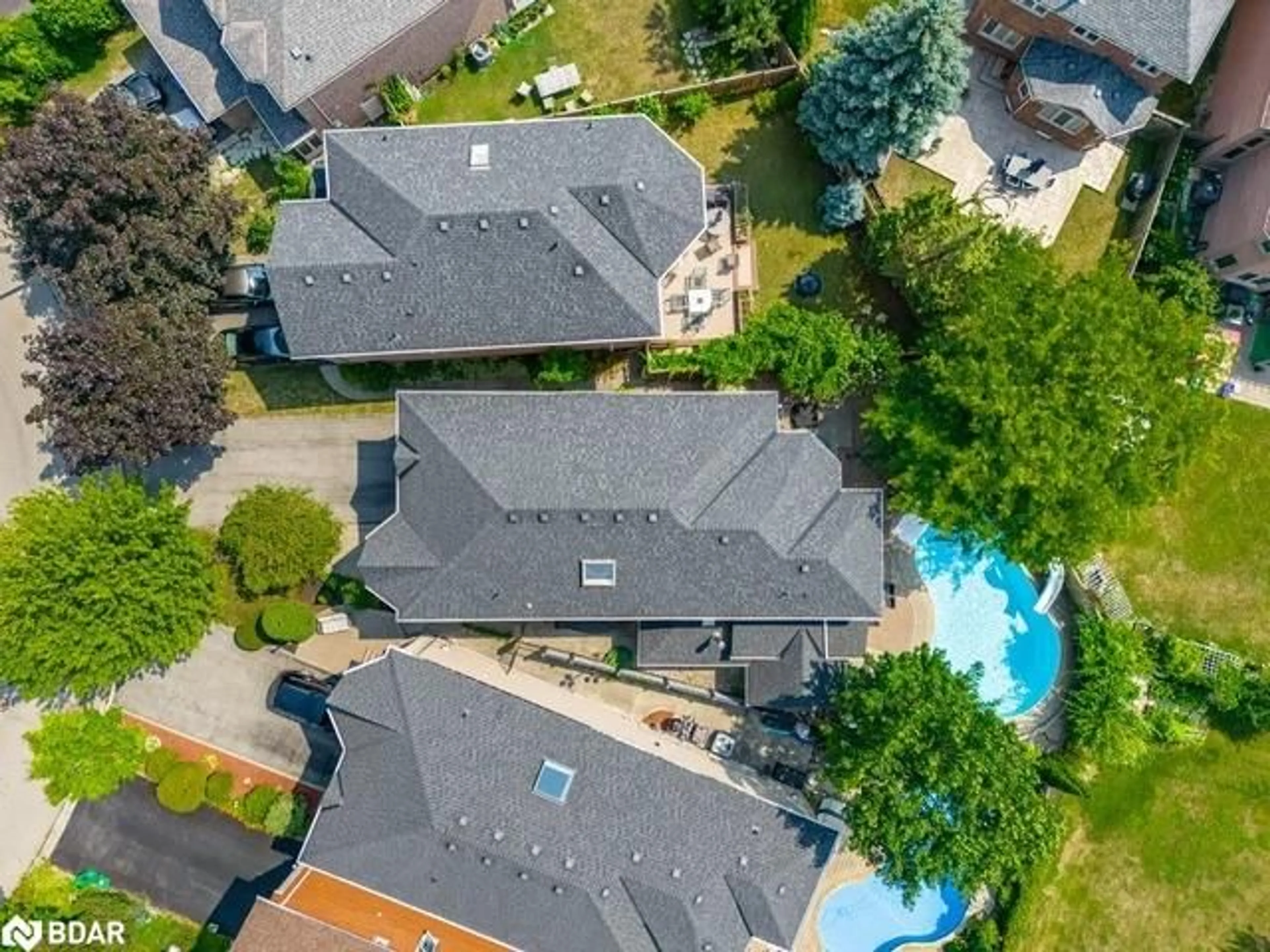 A pic from outside/outdoor area/front of a property/back of a property/a pic from drone, street for 5496 Windy Hill Crt, Mississauga Ontario L4Z 3W4