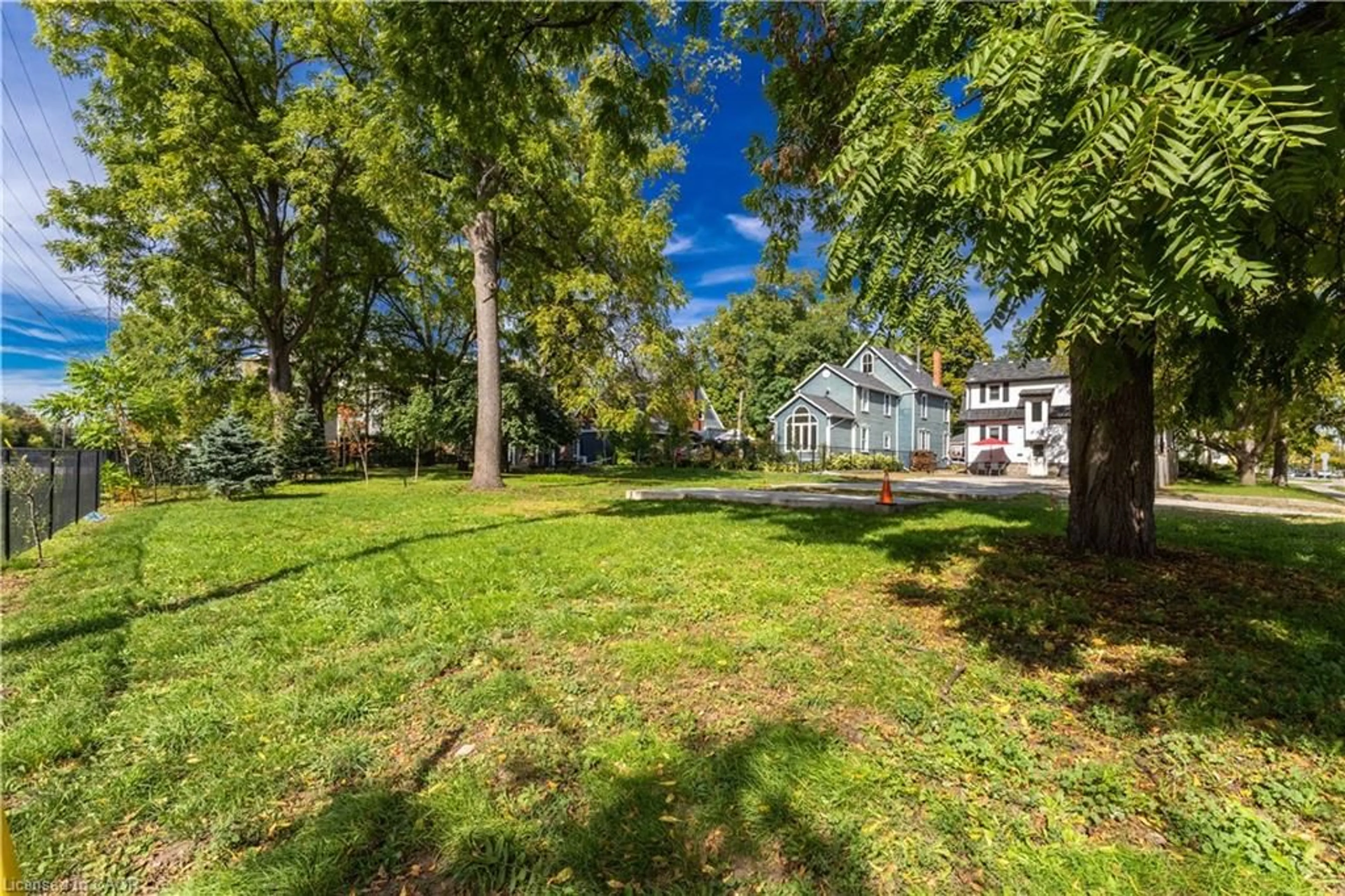 A pic from outside/outdoor area/front of a property/back of a property/a pic from drone, street for 5/6 Elgin St, Burlington Ontario L7S 1N5