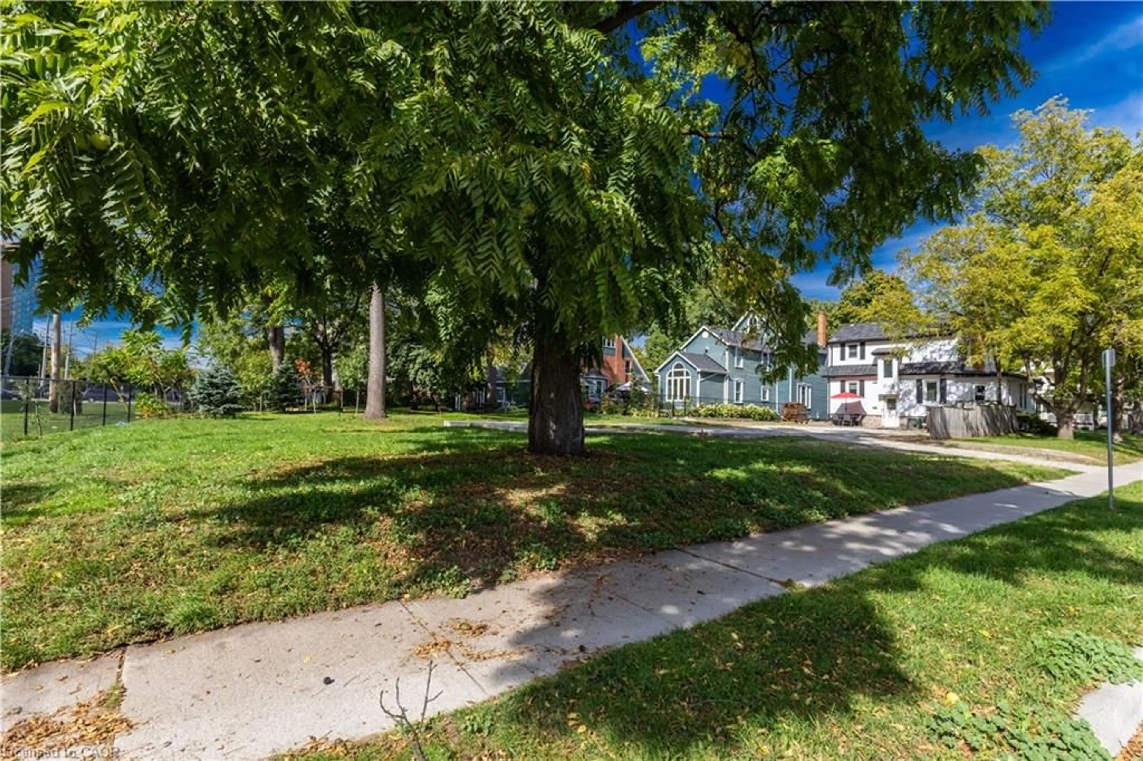A pic from outside/outdoor area/front of a property/back of a property/a pic from drone, street for 5/6 Elgin St, Burlington Ontario L7S 1N5