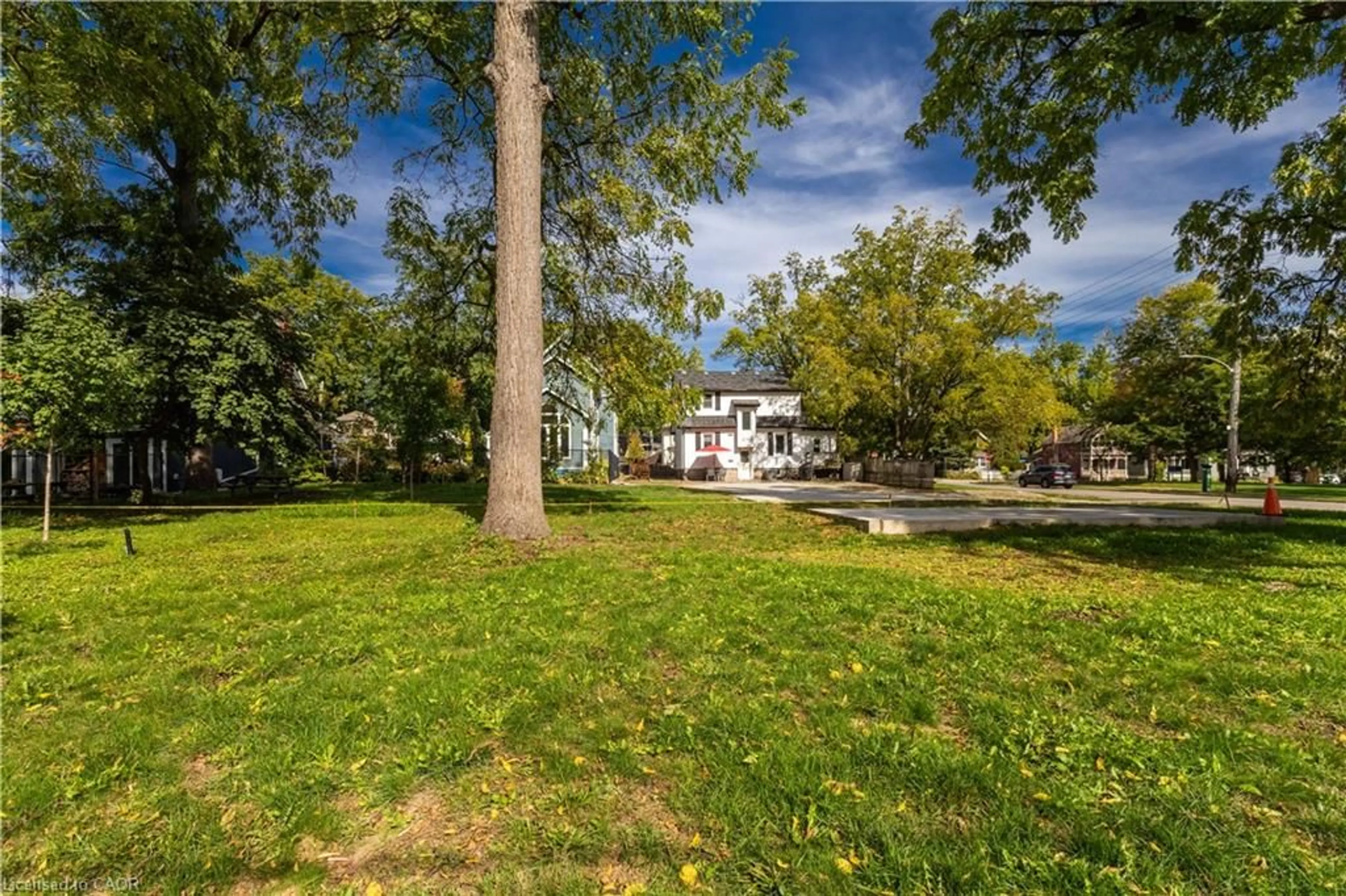 A pic from outside/outdoor area/front of a property/back of a property/a pic from drone, water/lake/river/ocean view for 5/6 Elgin St, Burlington Ontario L7S 1N5
