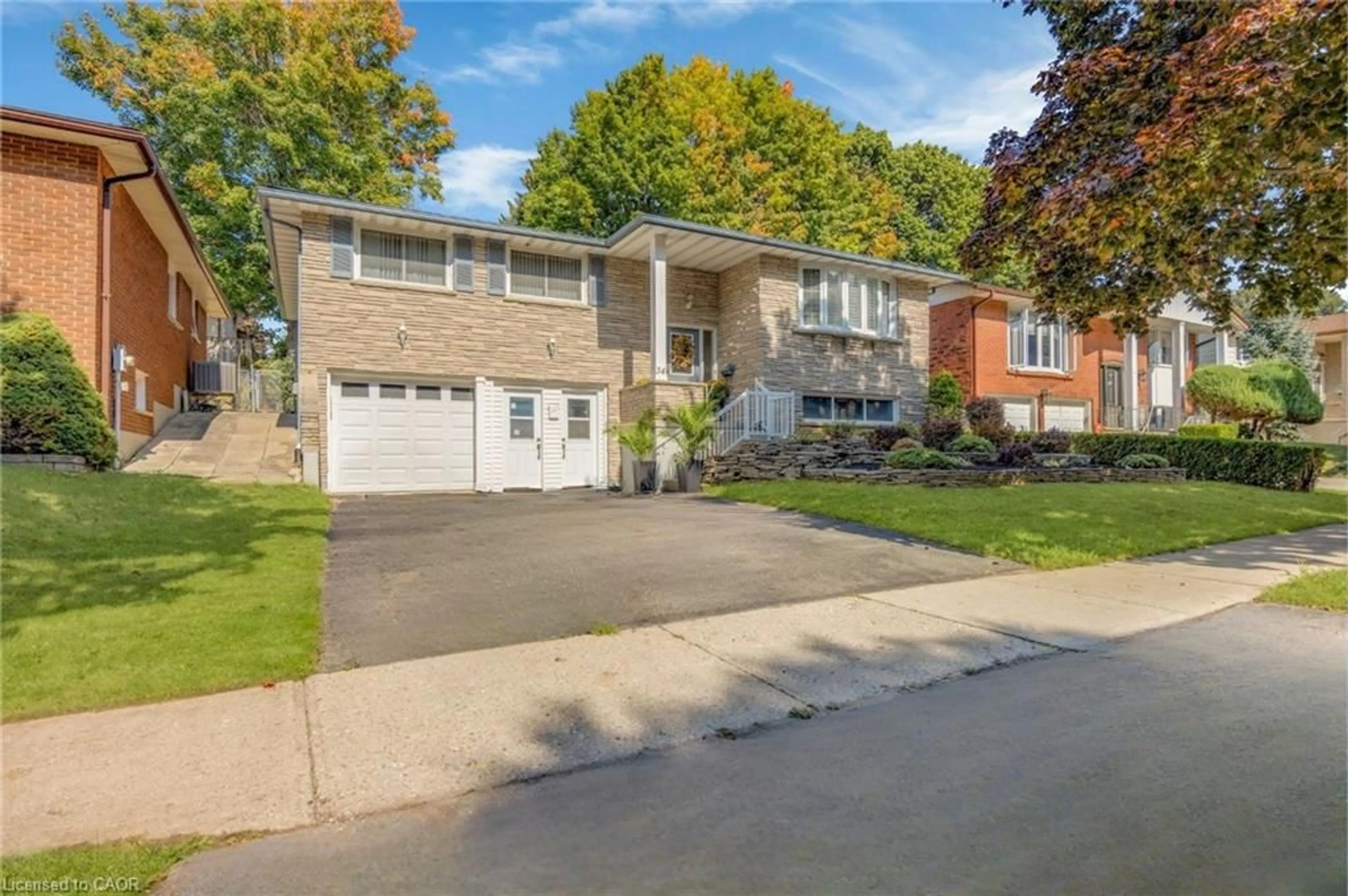 Home with brick exterior material, street for 34 Georgian Cres, Kitchener Ontario N2B 3N9