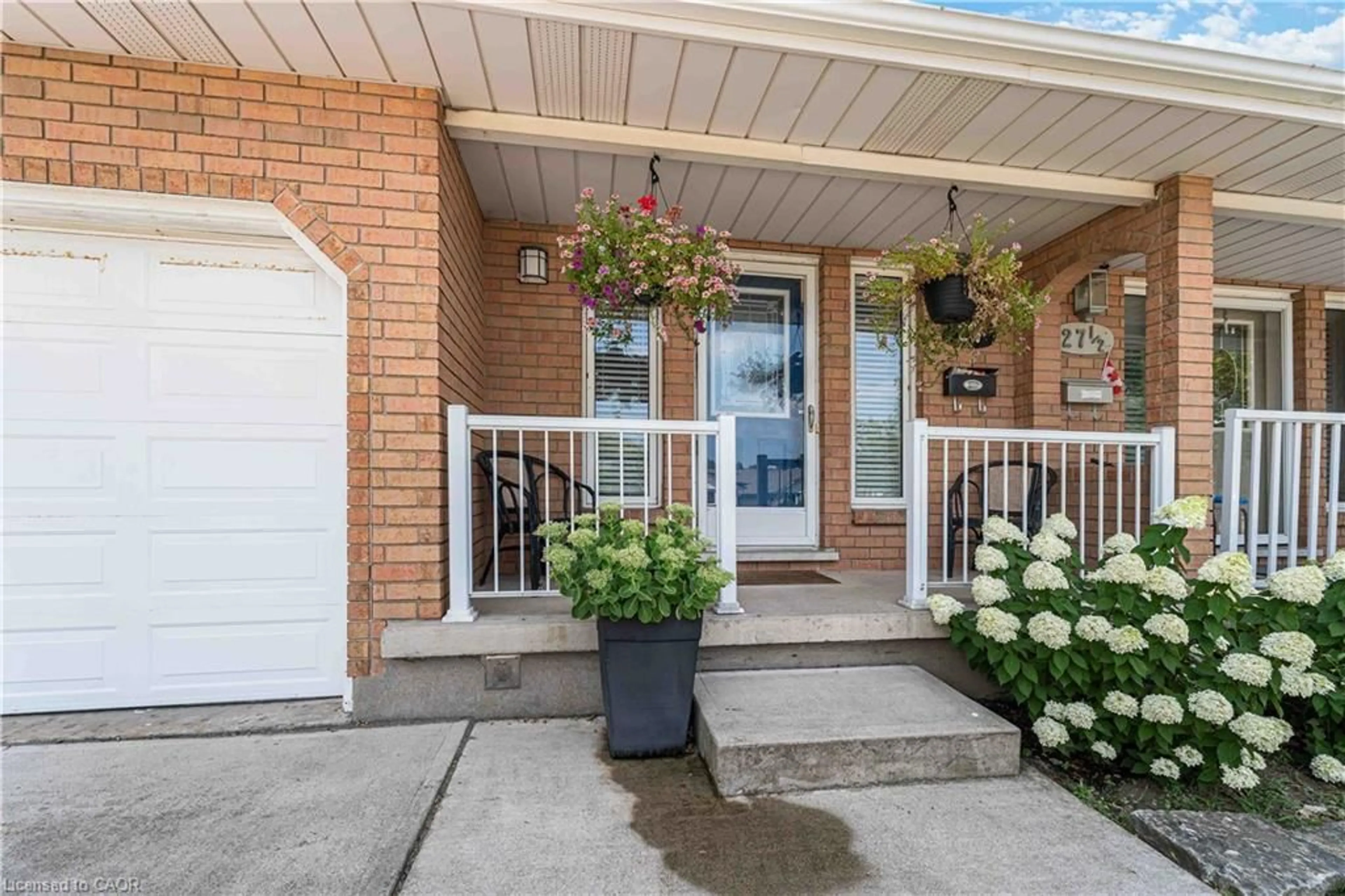Indoor entryway for 27 Cartier Dr, Thorold Ontario L2V 4H9