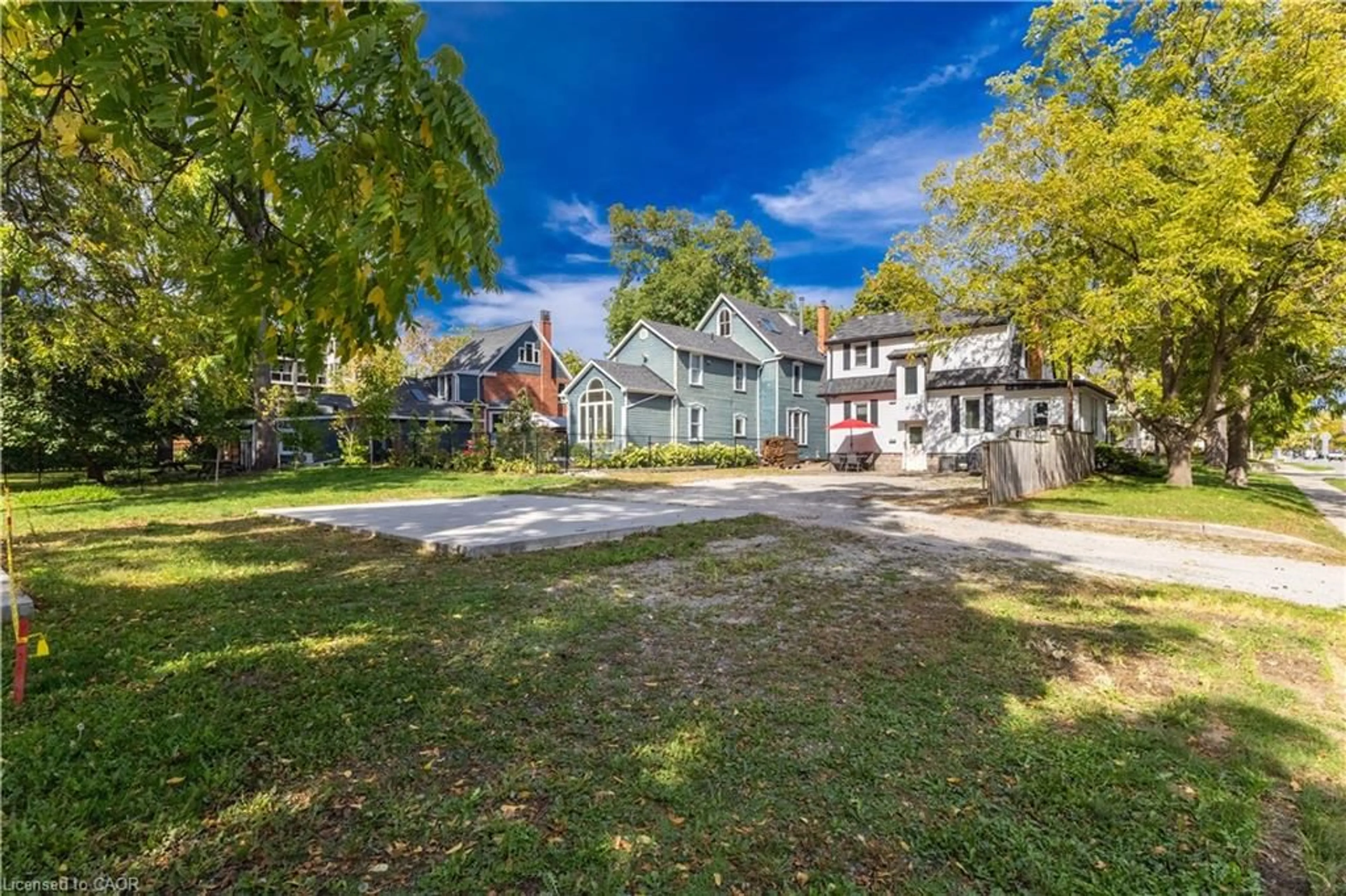 A pic from outside/outdoor area/front of a property/back of a property/a pic from drone, street for 3/4 Elgin St, Burlington Ontario L7S 1N5