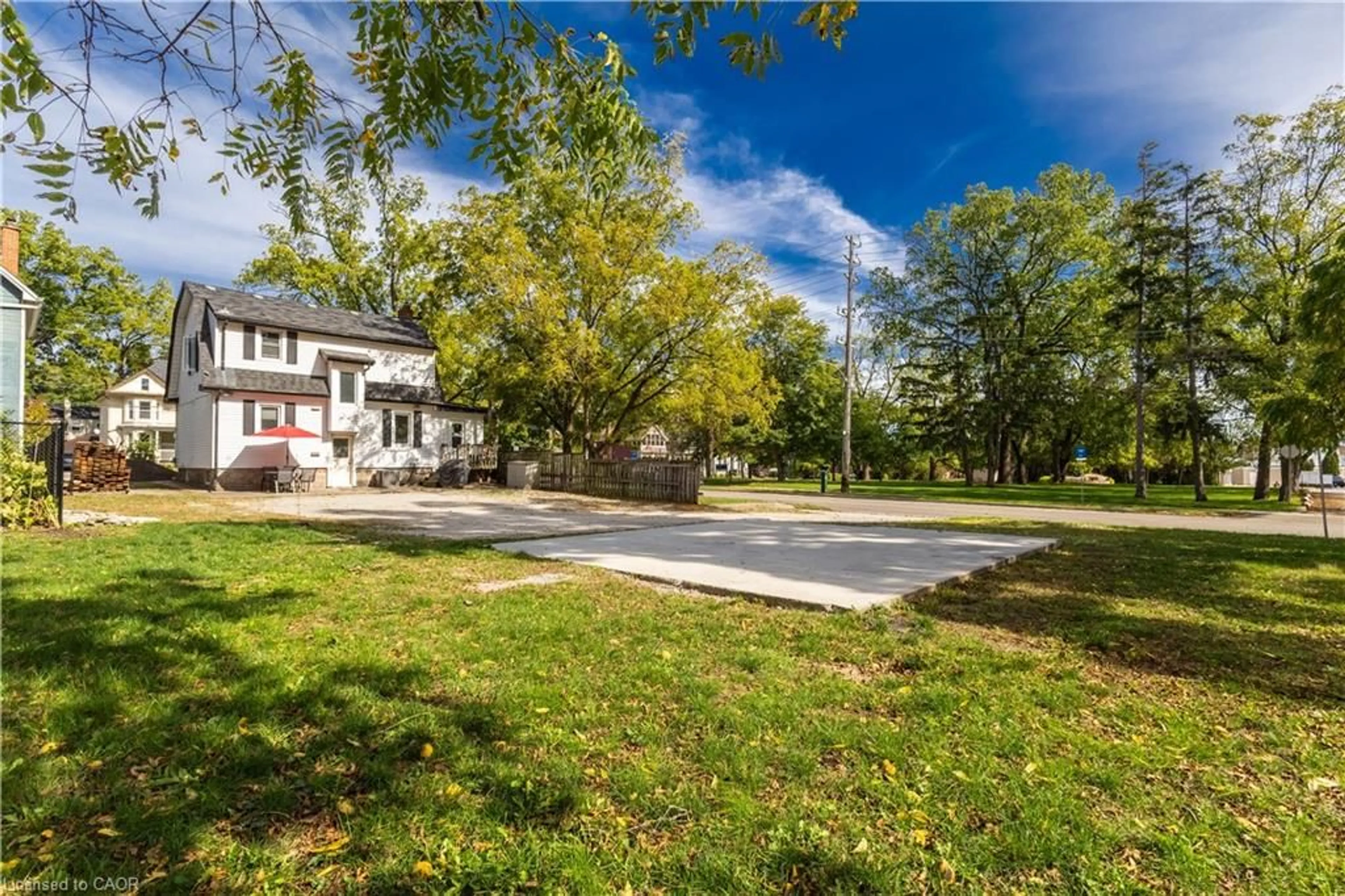 A pic from outside/outdoor area/front of a property/back of a property/a pic from drone, street for 3/4 Elgin St, Burlington Ontario L7S 1N5