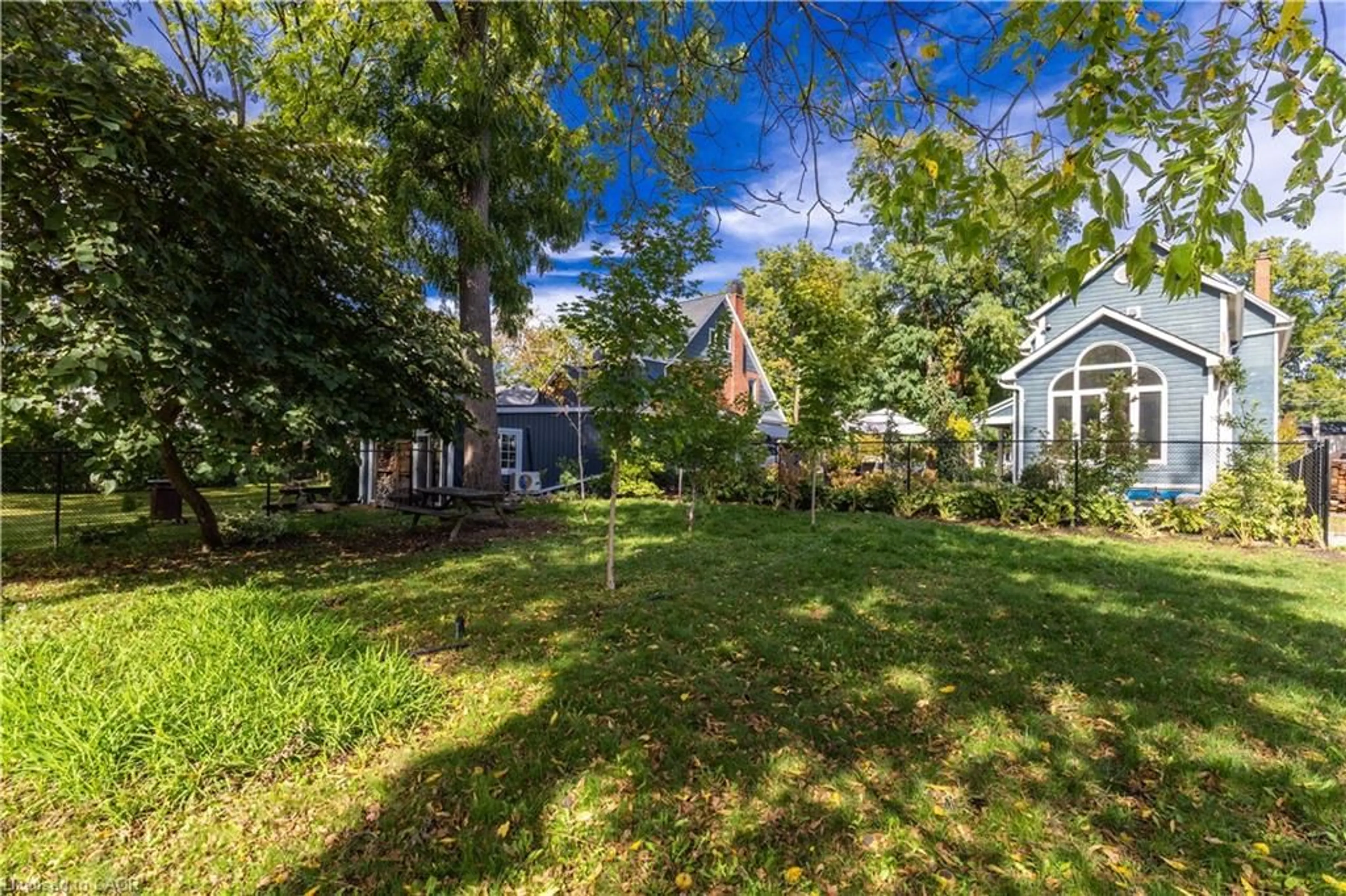 A pic from outside/outdoor area/front of a property/back of a property/a pic from drone, street for 3/4 Elgin St, Burlington Ontario L7S 1N5