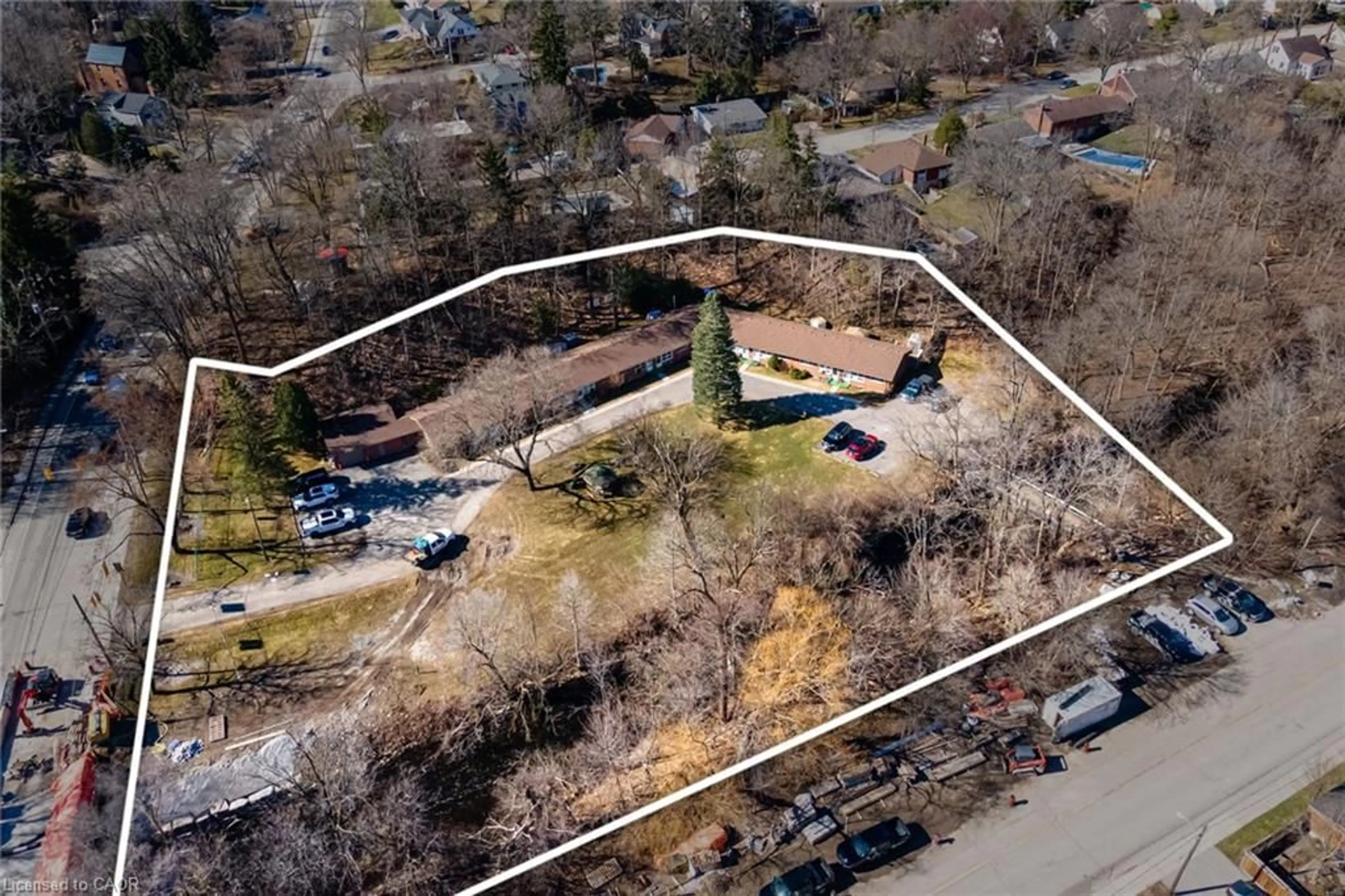 A pic from outside/outdoor area/front of a property/back of a property/a pic from drone, street for 50 Creighton Rd, Dundas Ontario L9H 3B6