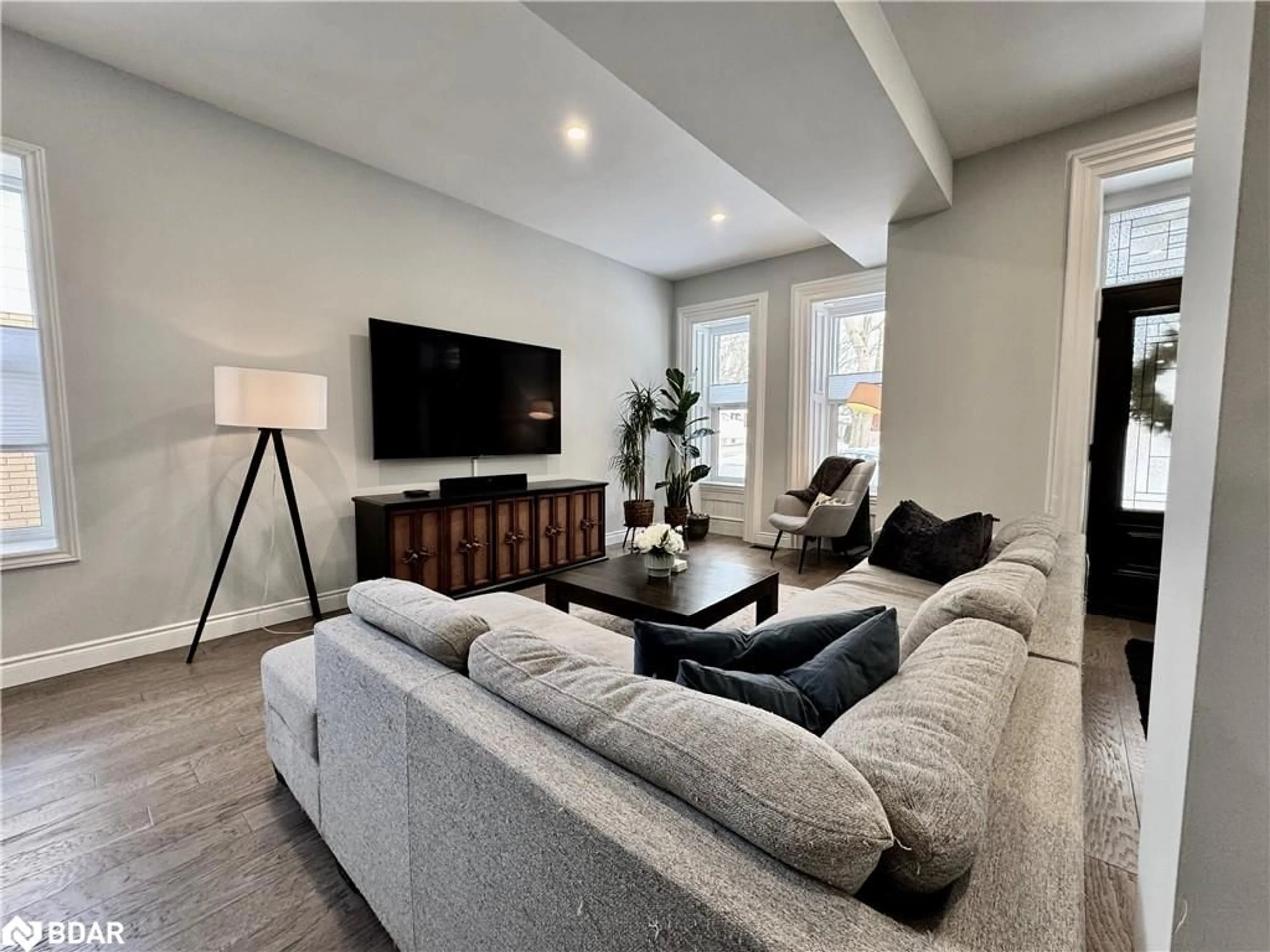 Living room with furniture, unknown for 6 Elgin St, Cambridge Ontario N1R 5G7