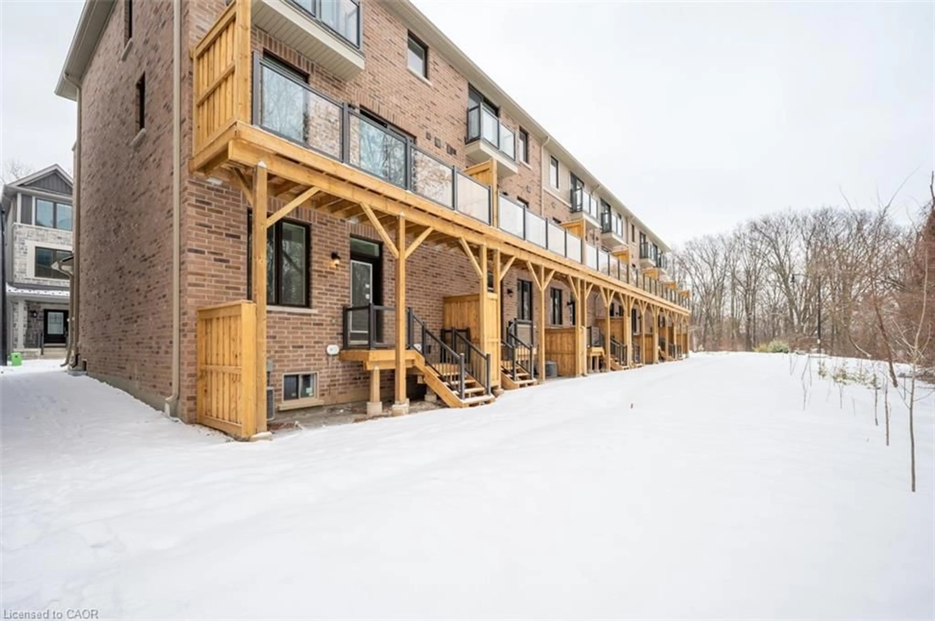 Patio, building for 54 Folcroft St, Brampton Ontario L6Y 0B6