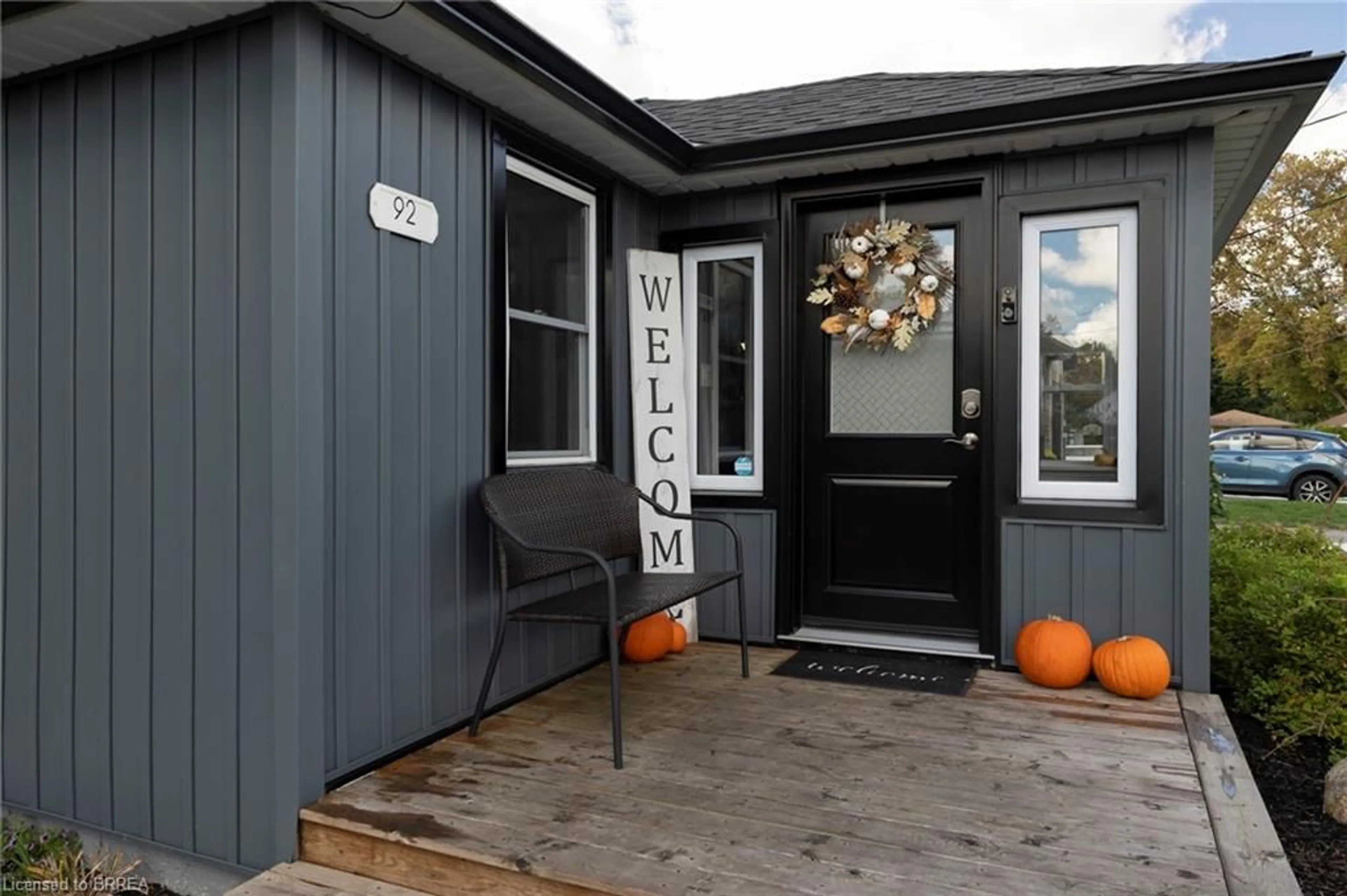 Indoor entryway for 92 Sovereign St, Waterford Ontario N0E 1Y0
