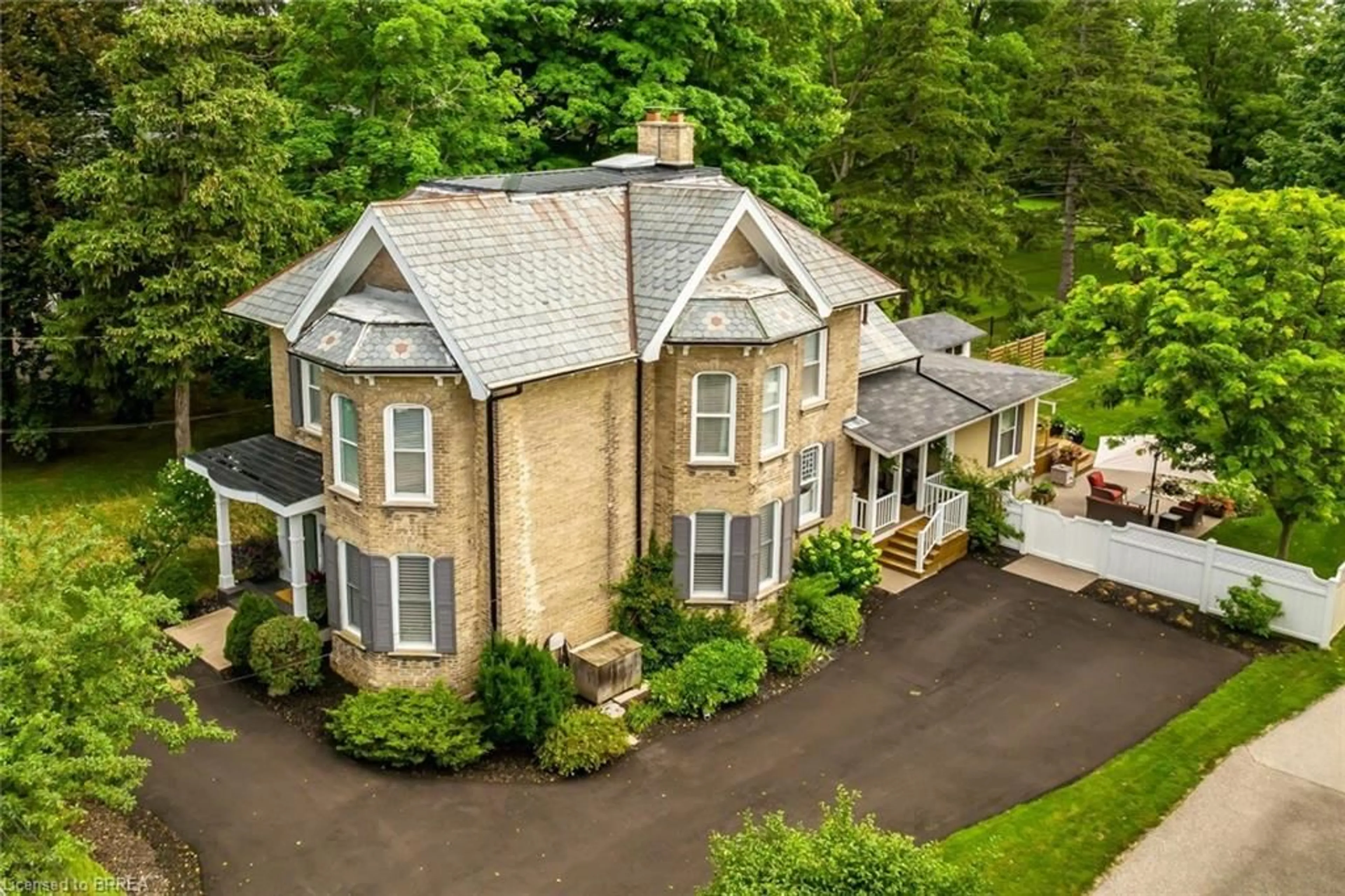 A pic from outside/outdoor area/front of a property/back of a property/a pic from drone, building for 197 Grand River St, Paris Ontario N3L 2N2