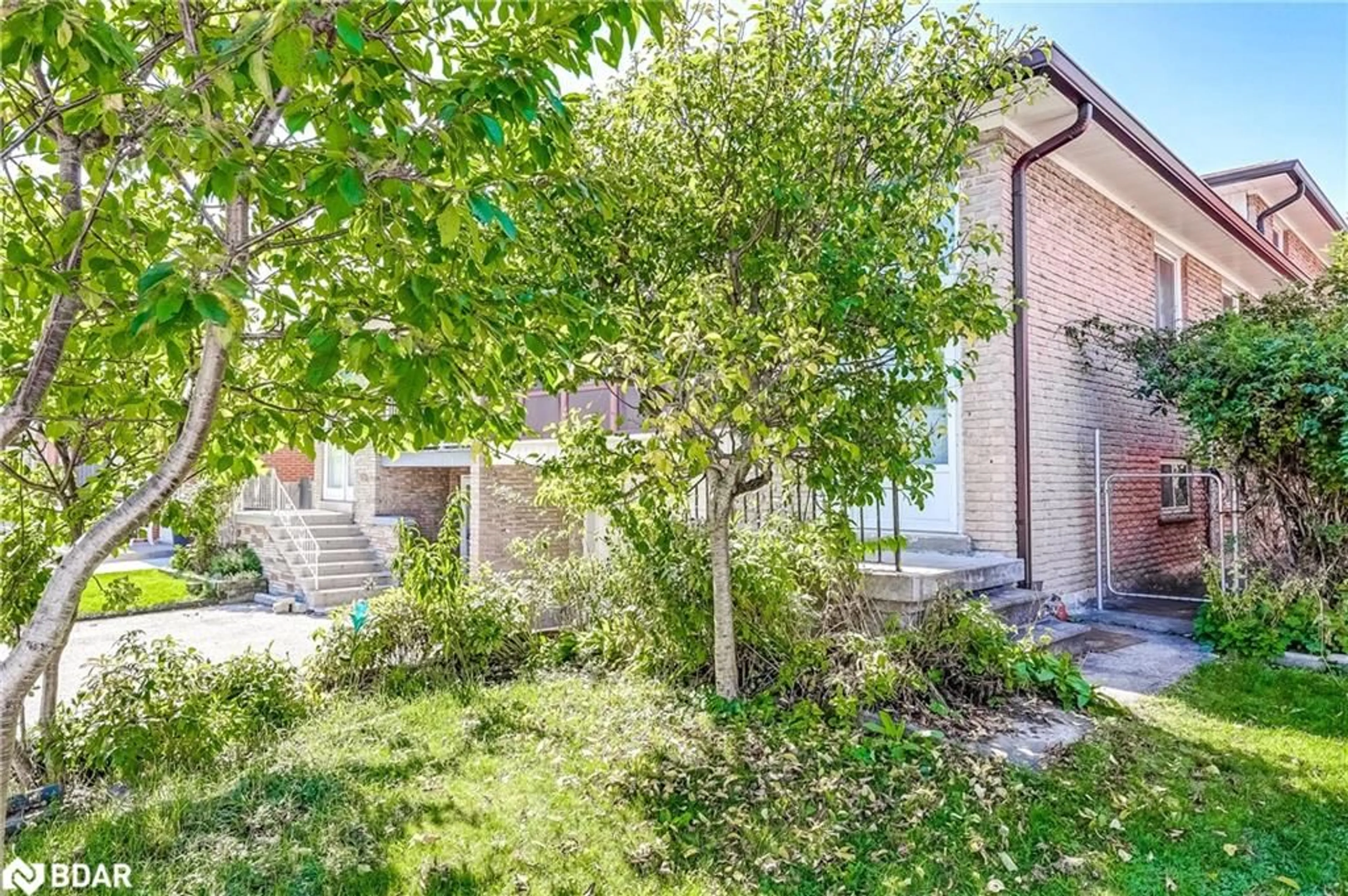 A pic from outside/outdoor area/front of a property/back of a property/a pic from drone, street for 260 Apache Trail, Toronto Ontario M2H 2W4