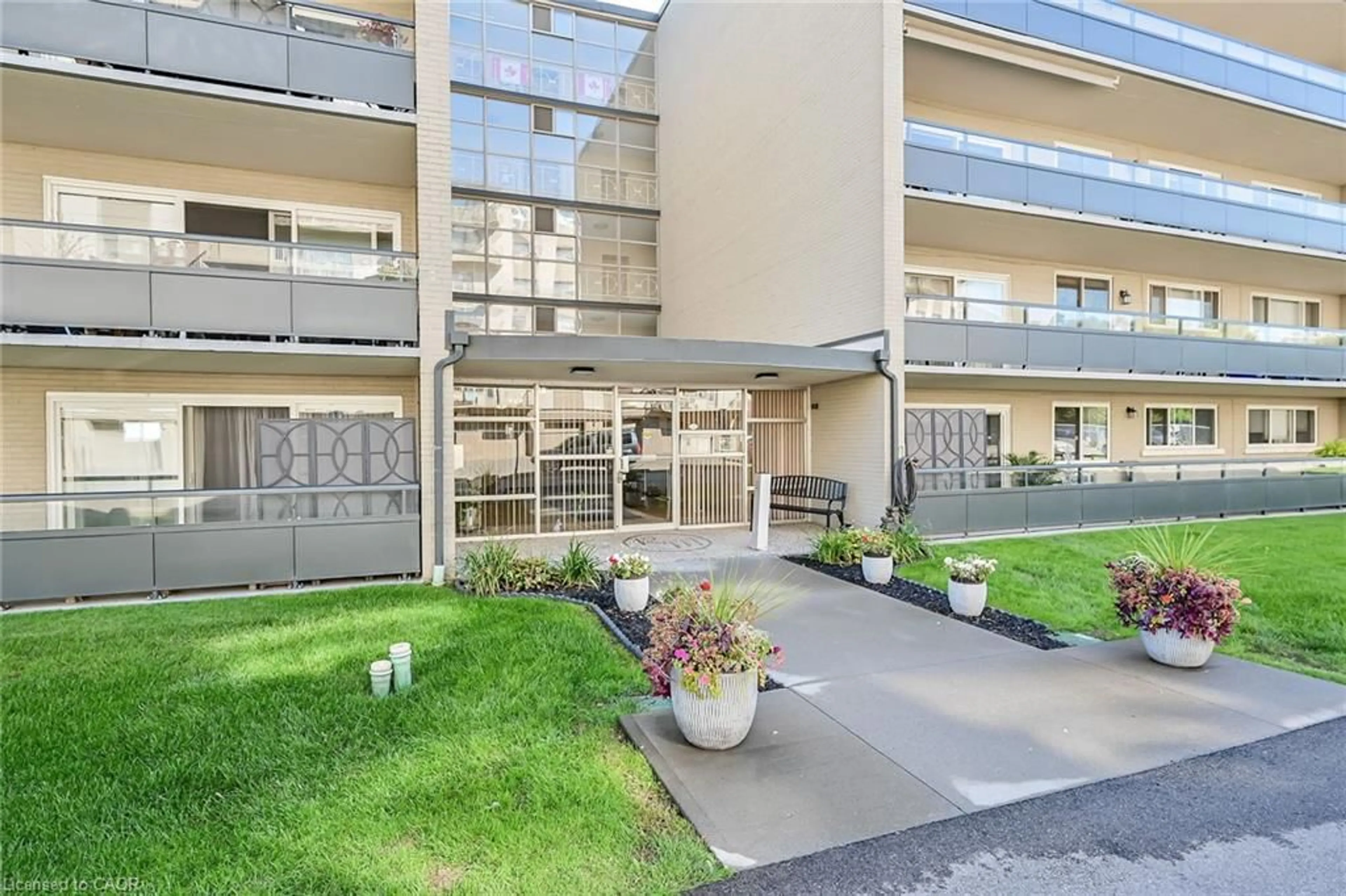 Indoor foyer for 510 Queenston Rd #404, Hamilton Ontario L8K 1J3