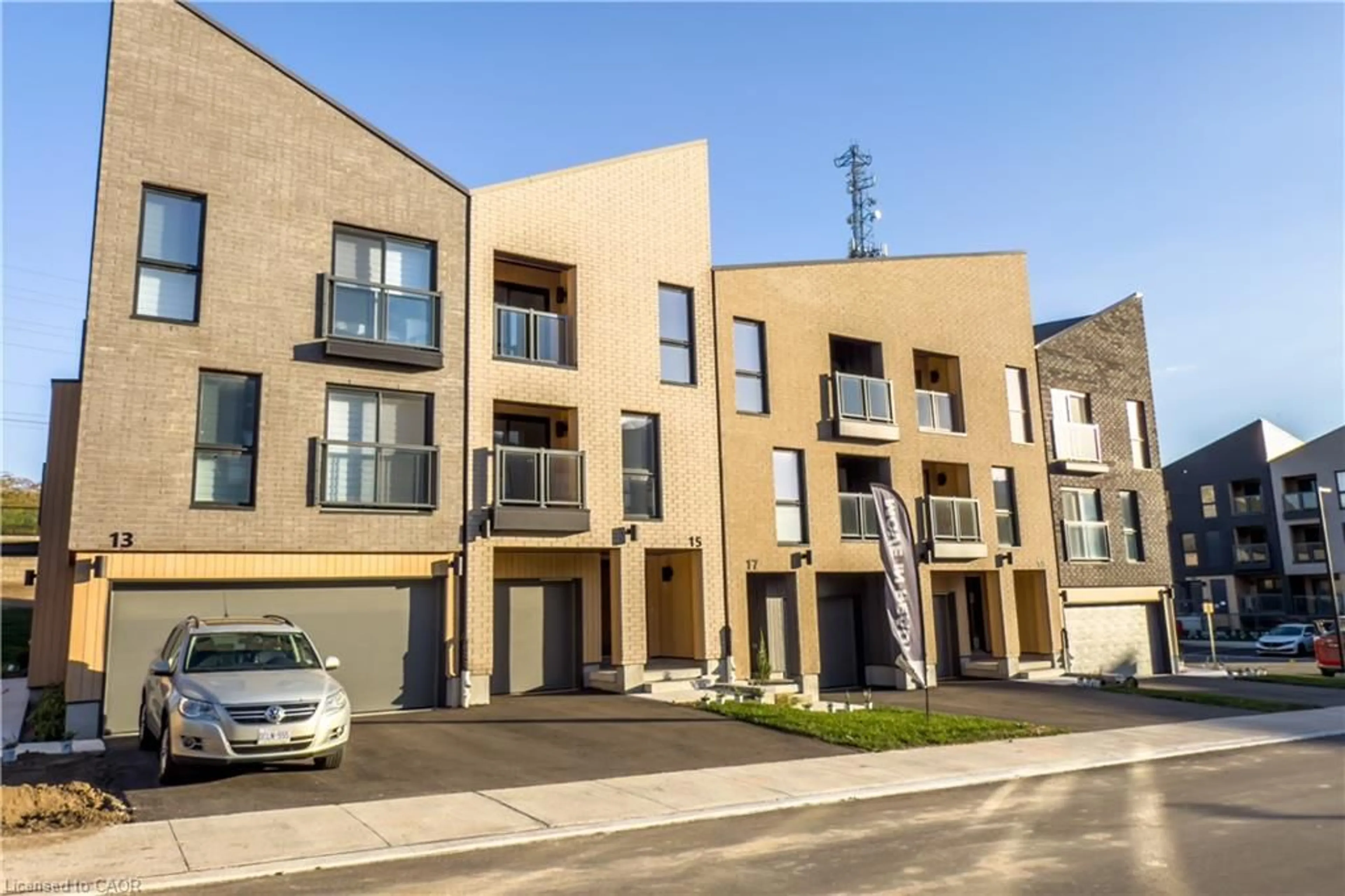 A pic from outside/outdoor area/front of a property/back of a property/a pic from drone, street for 15 Urbane Blvd, Kitchener Ontario N2E 0H8