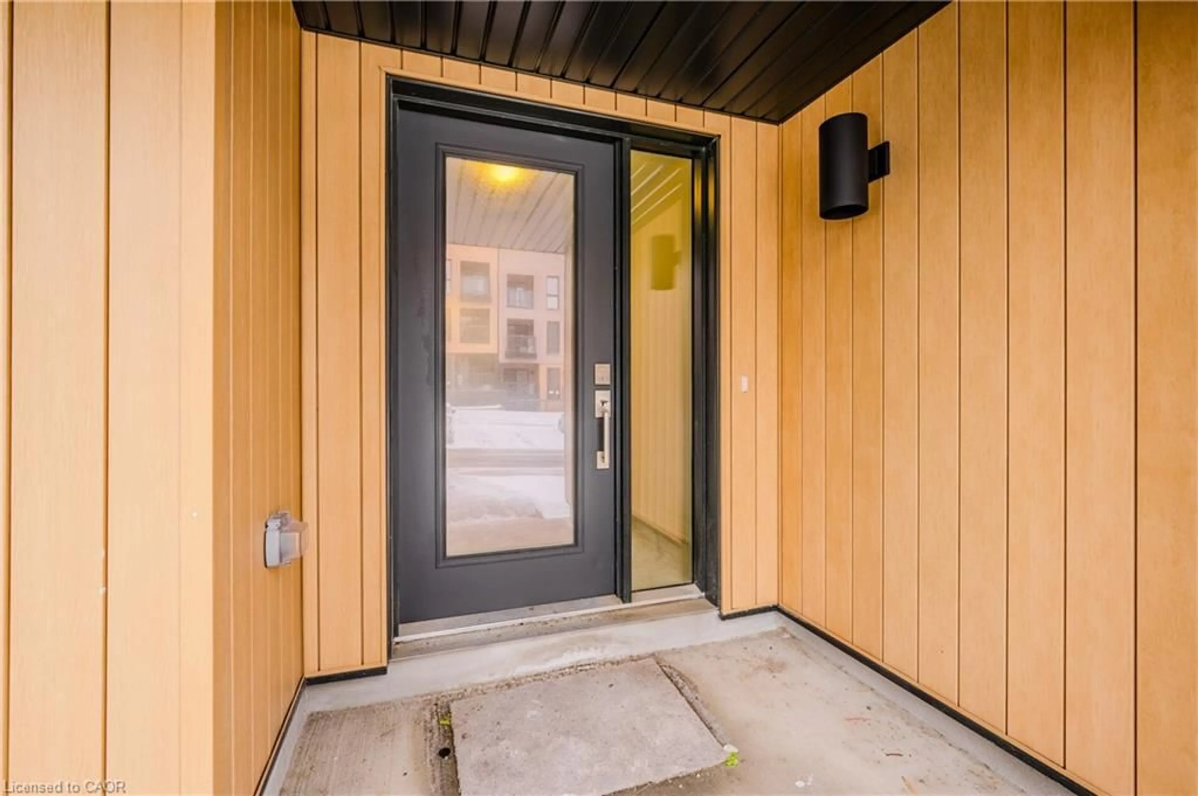 Indoor entryway for 15 Urbane Blvd, Kitchener Ontario N2E 0H8