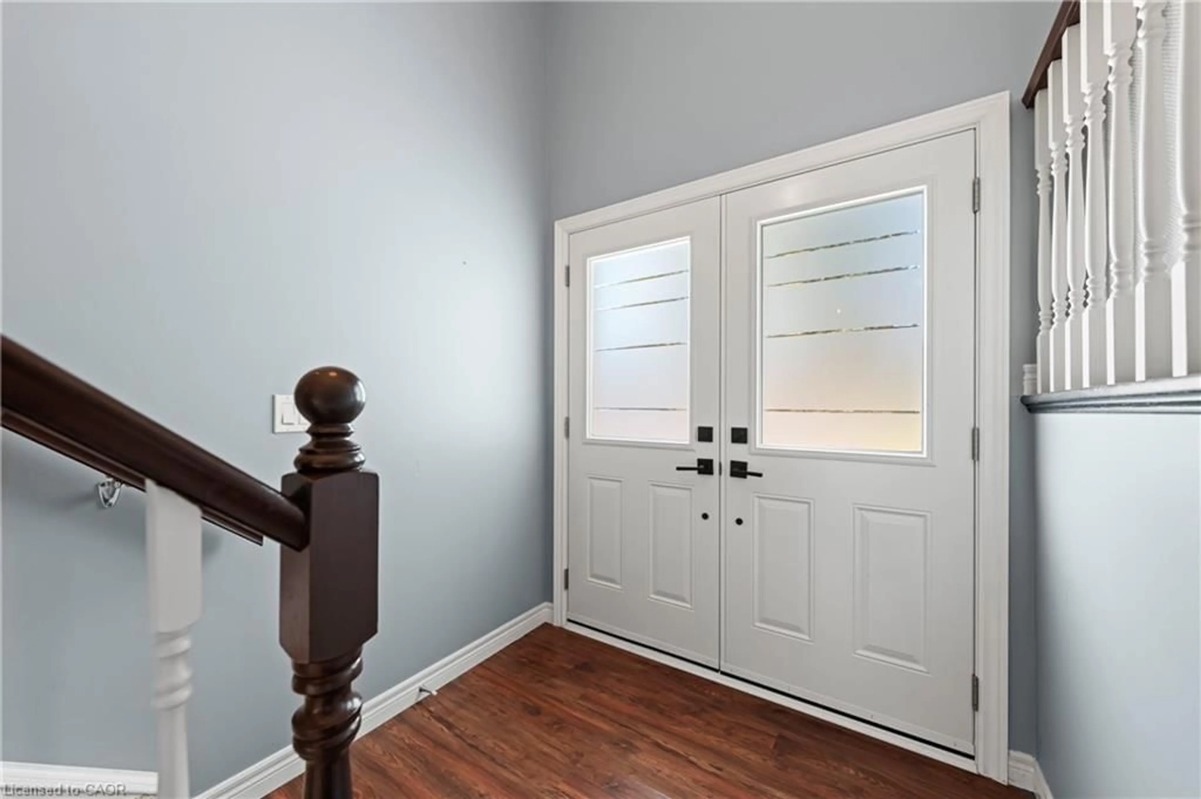 Indoor entryway for 37 Thornhill Dr, Guelph Ontario N1H 8B6