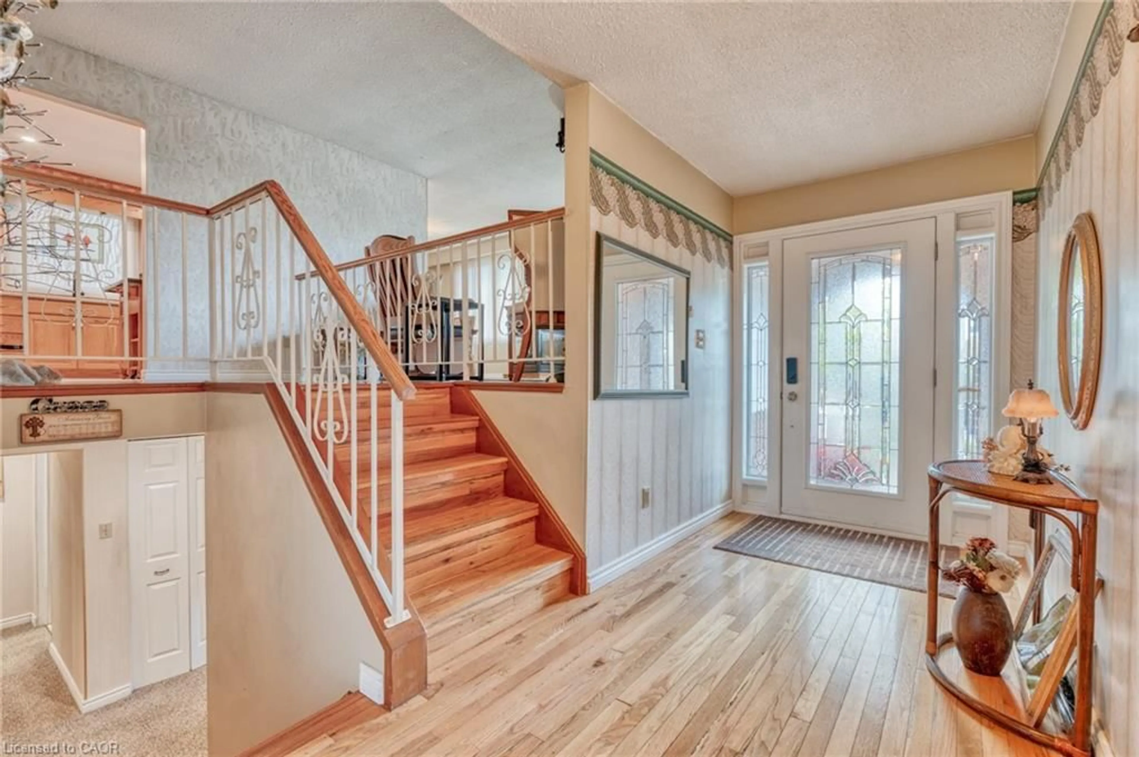 Indoor entryway for 271 Haller Cres, Caledonia Ontario N3W 1E1