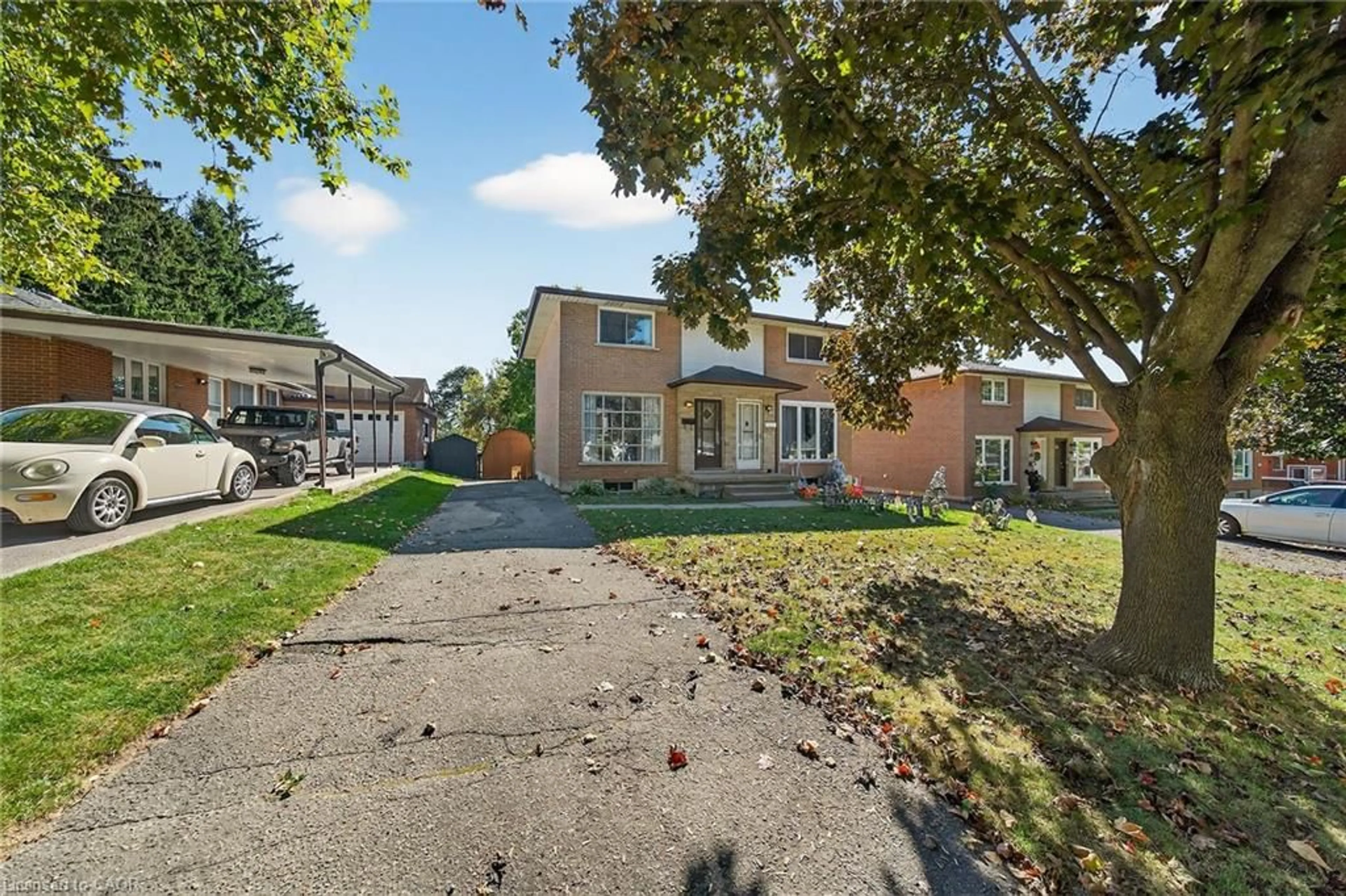 A pic from outside/outdoor area/front of a property/back of a property/a pic from drone, street for 630 Pine St, Cambridge Ontario N3H 2S8
