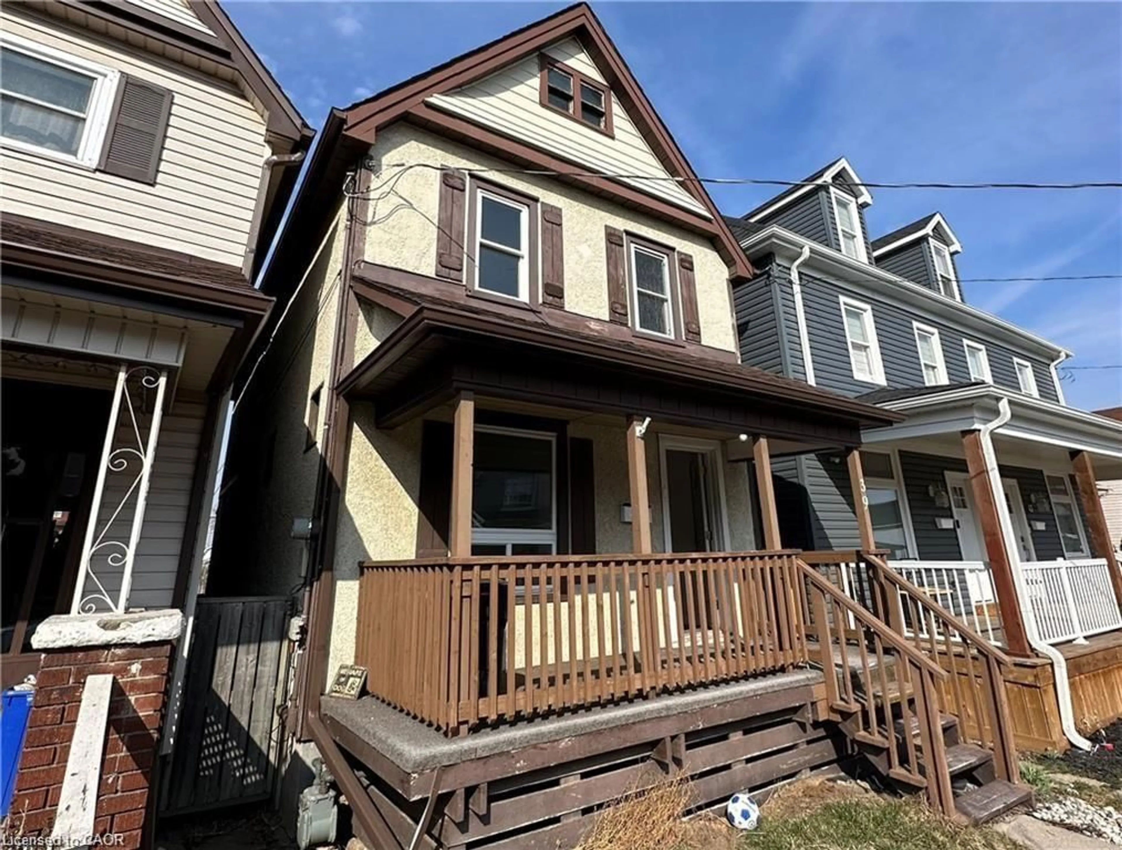 Home with vinyl exterior material, street for 39 Beechwood Ave, Hamilton Ontario L8L 2S5